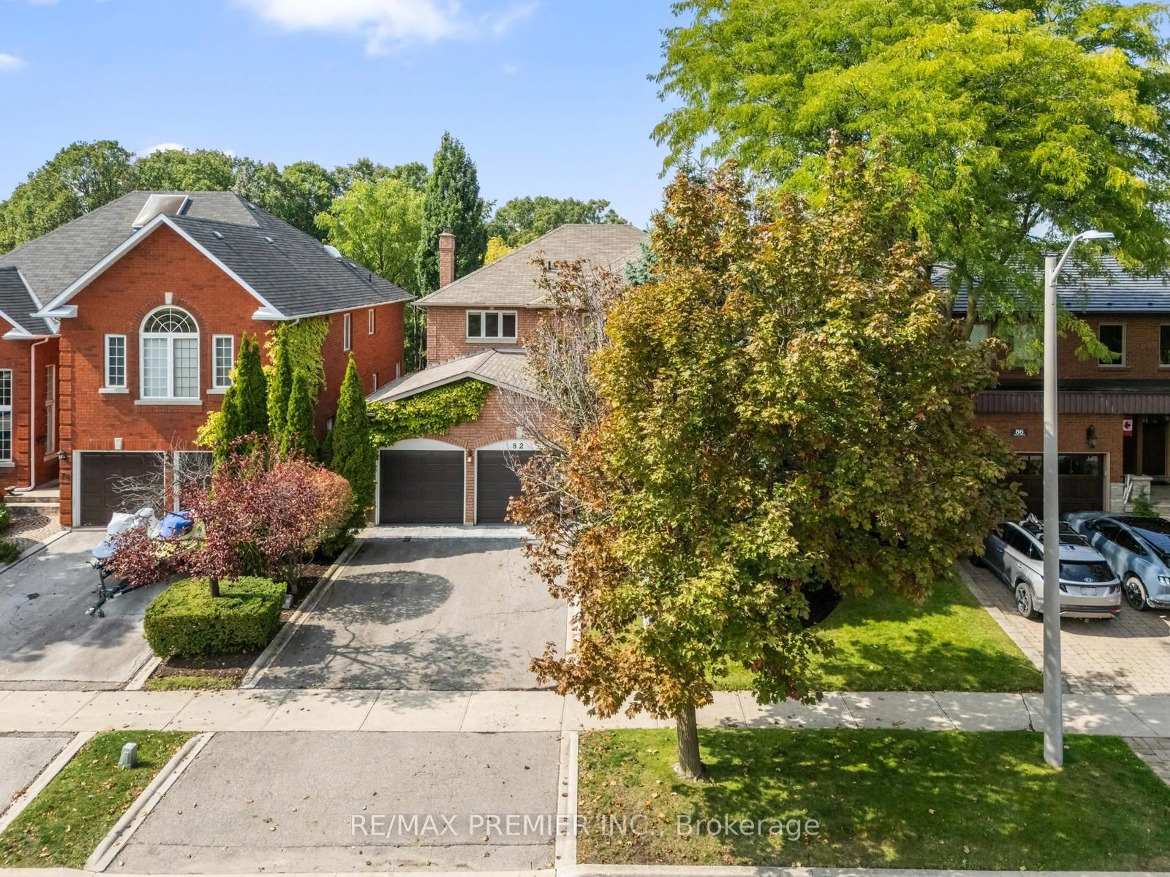 A pic from outside/outdoor area/front of a property/back of a property/a pic from drone, street for 82 Jules Ave, Vaughan Ontario L4L 1Y3