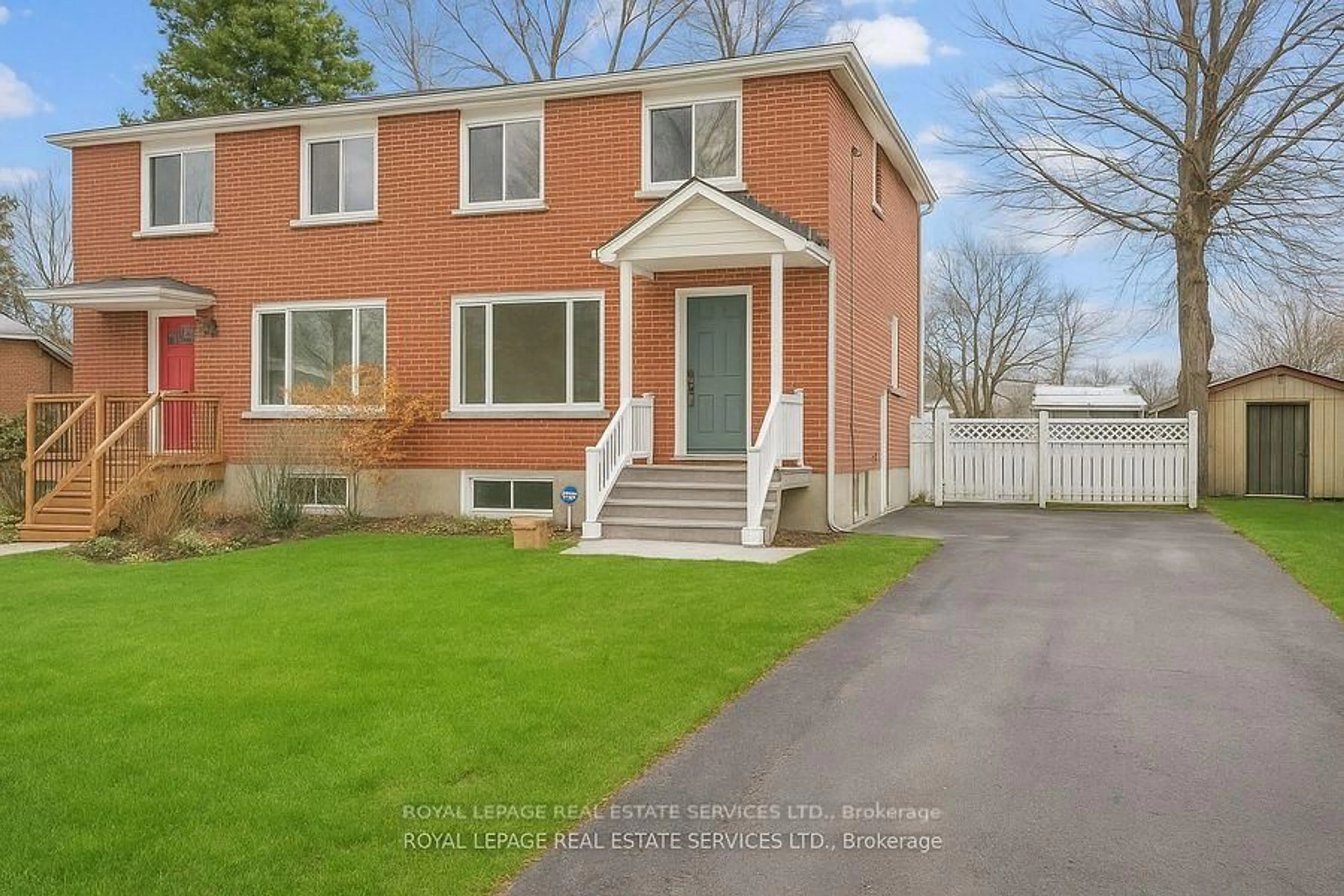 Home with vinyl exterior material, street for 256 Zelda Cres, Richmond Hill Ontario L4C 2Y5