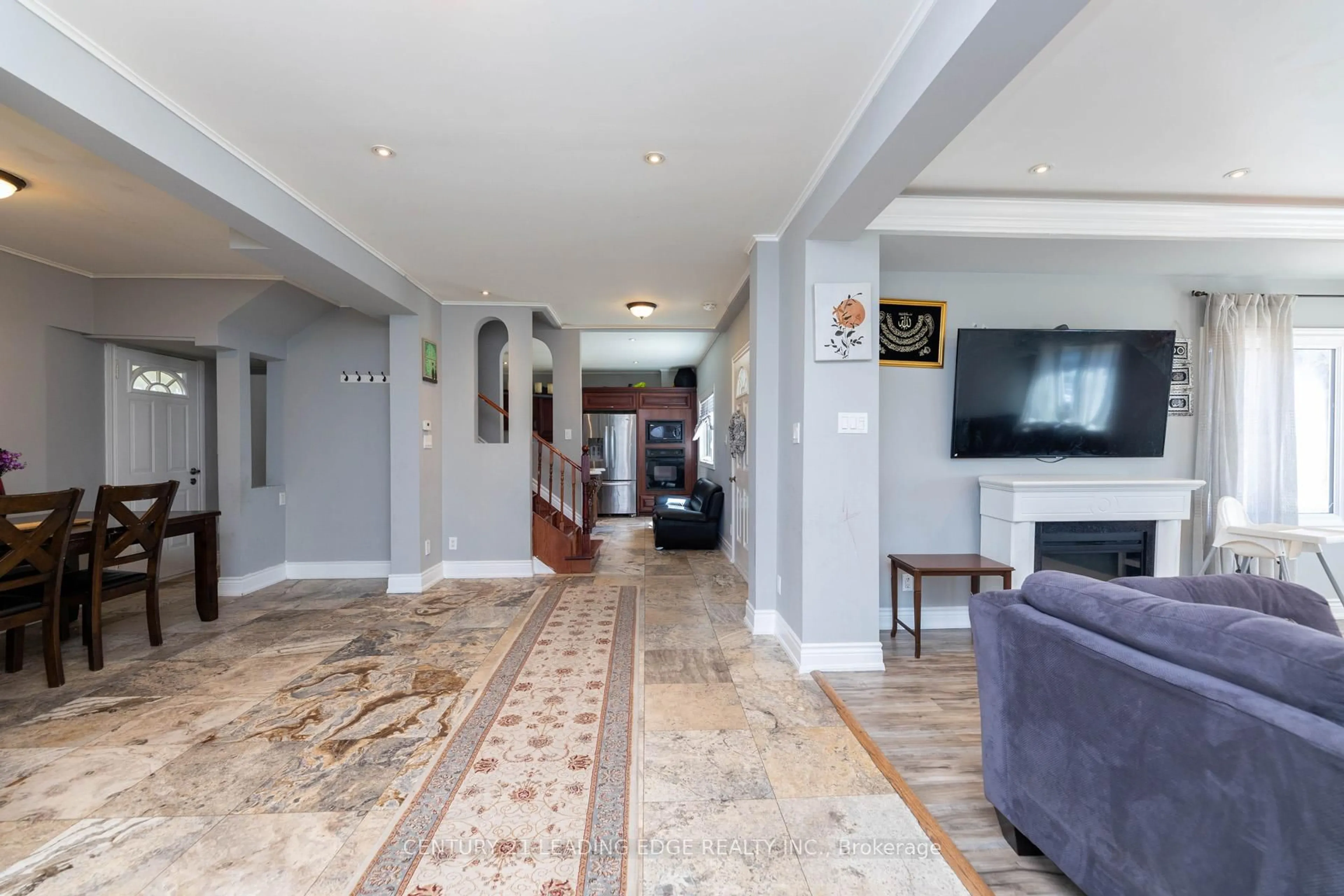 Indoor foyer for 13286 Dufferin St, King Ontario L7B 1K5