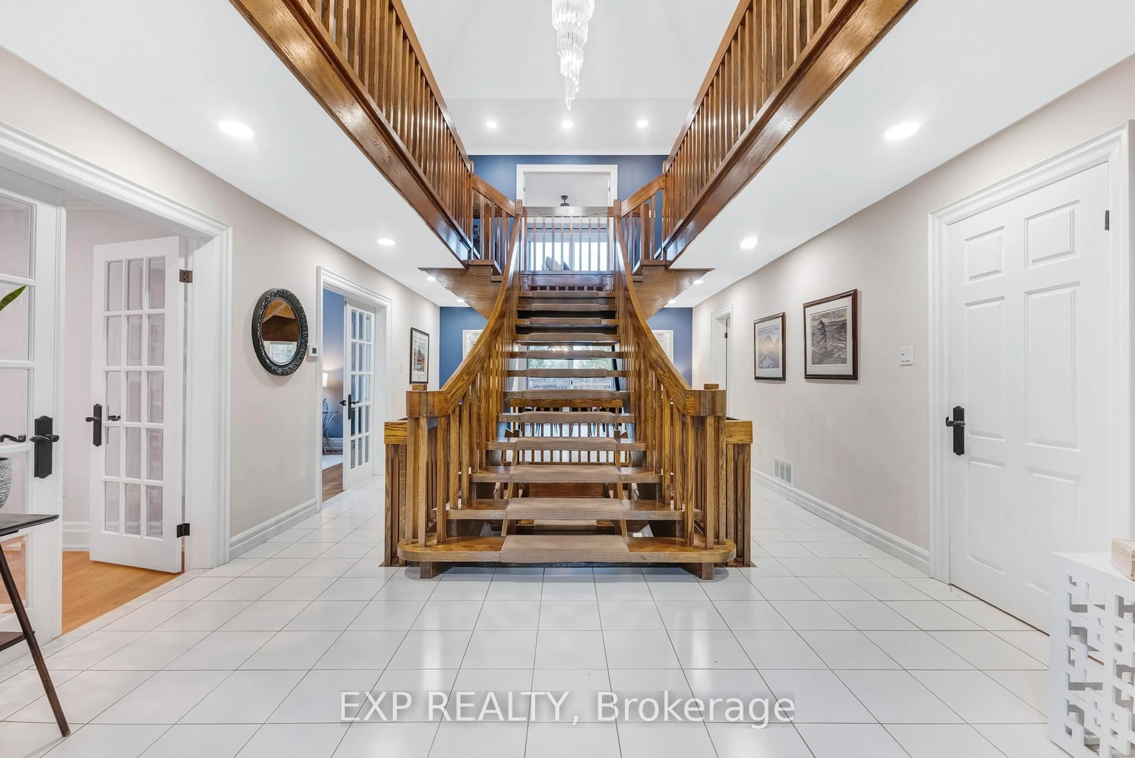 Indoor foyer for 67 Geoffrey Cres, Whitchurch-Stouffville Ontario L4A 5C1