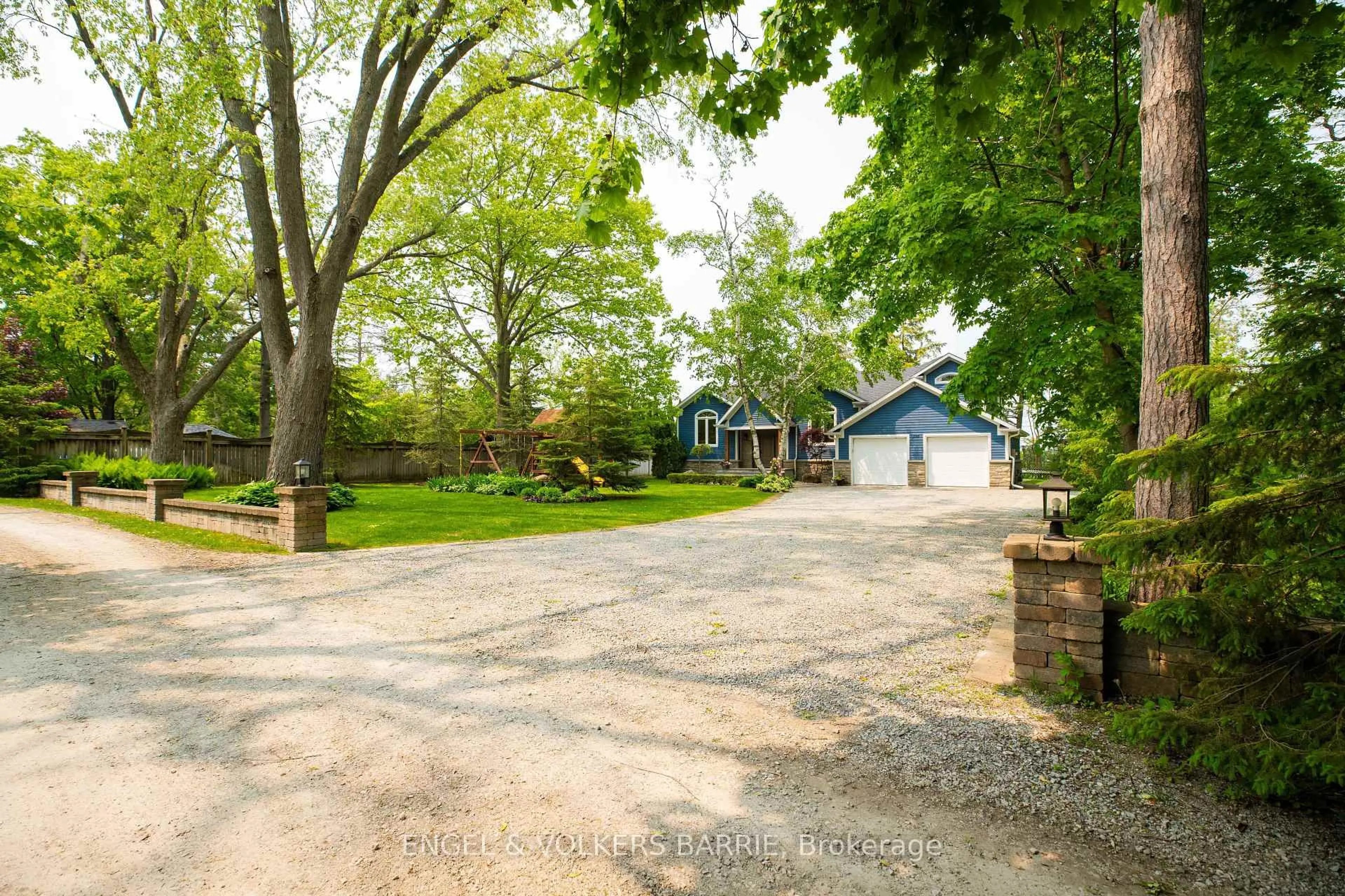 A pic from outside/outdoor area/front of a property/back of a property/a pic from drone, street for 292 Trillium Pl, Innisfil Ontario L9S 2X7