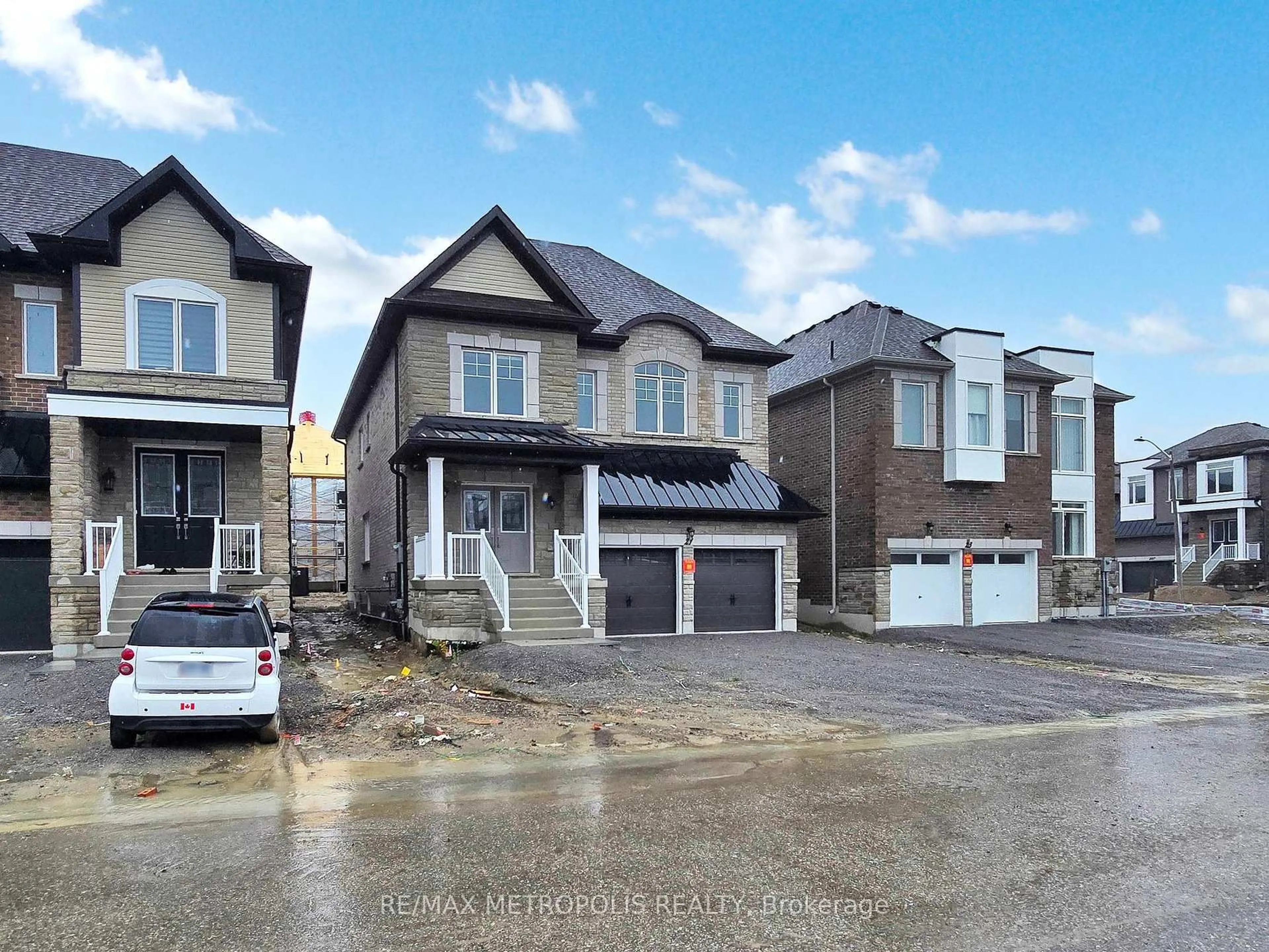 Home with brick exterior material, street for 21 La Reine Ave, Richmond Hill Ontario L4E 2Y8