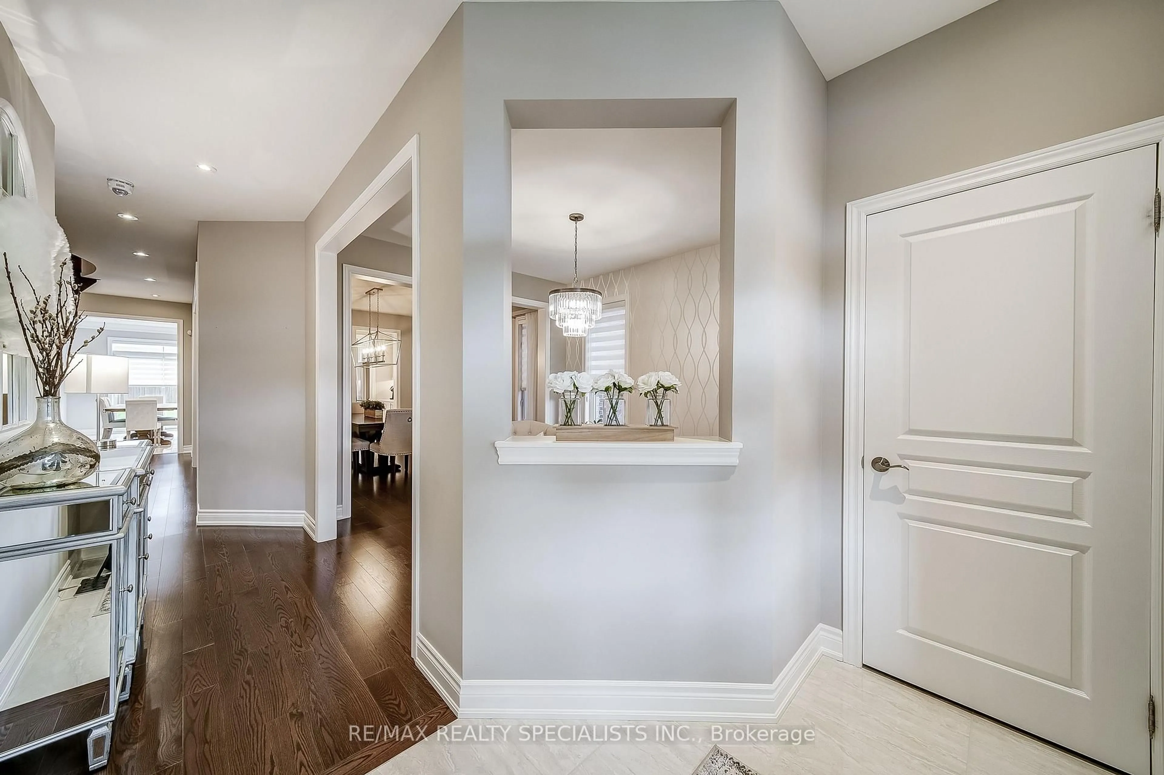 Indoor entryway for 29 Langford Blvd, Bradford West Gwillimbury Ontario L3Z 0X6