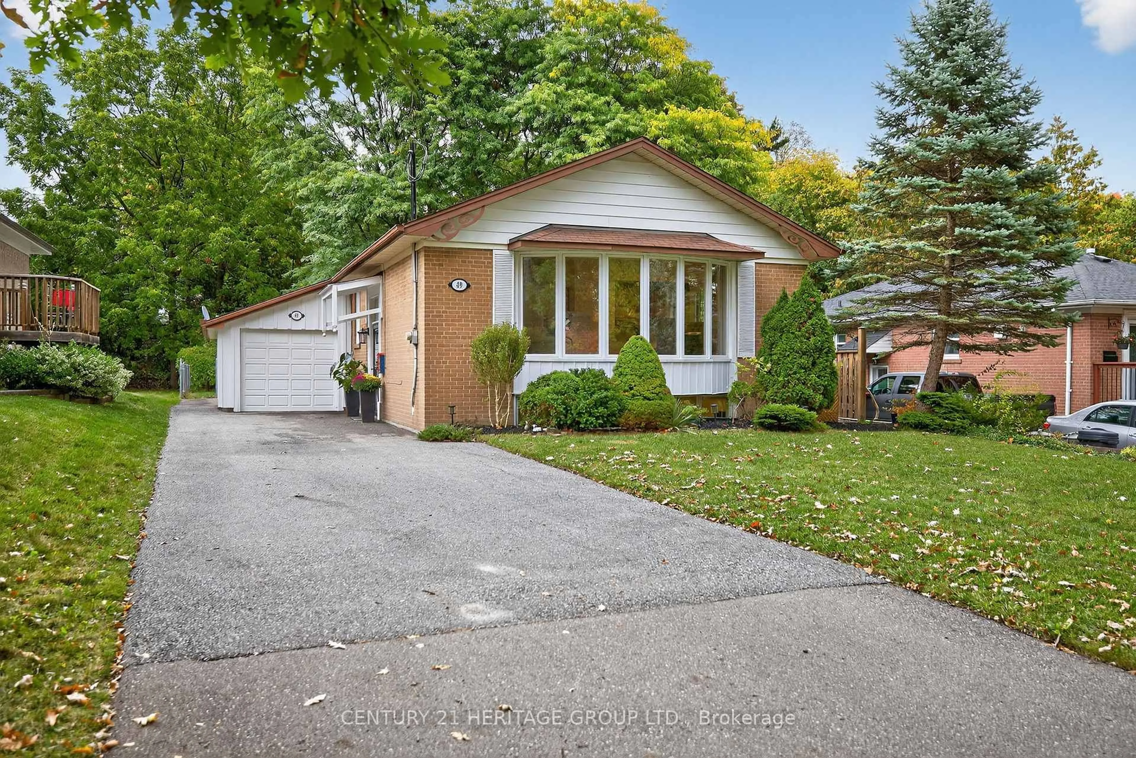 Home with brick exterior material, street for 49 Bayview Pkwy, Newmarket Ontario L3Y 3W2