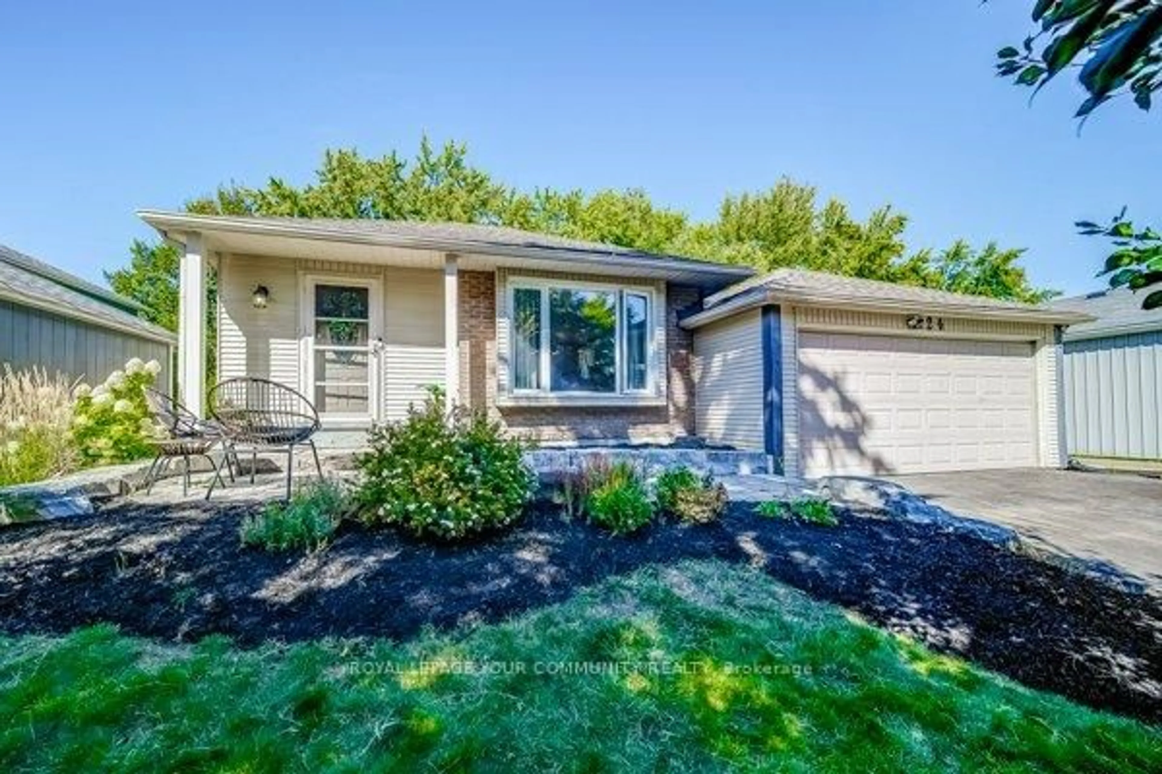 Home with vinyl exterior material, street for 124 Tyson Dr, East Gwillimbury Ontario L0G 1H0
