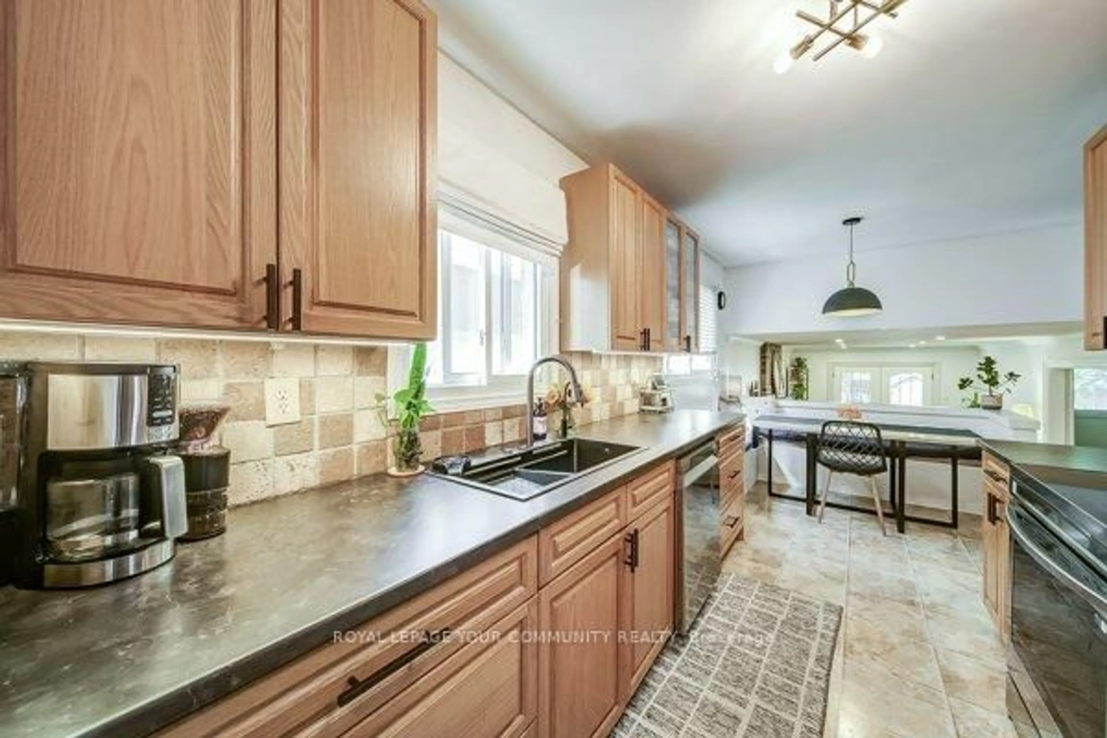 Open concept kitchen, ceramic/tile floor for 124 Tyson Dr, East Gwillimbury Ontario L0G 1H0