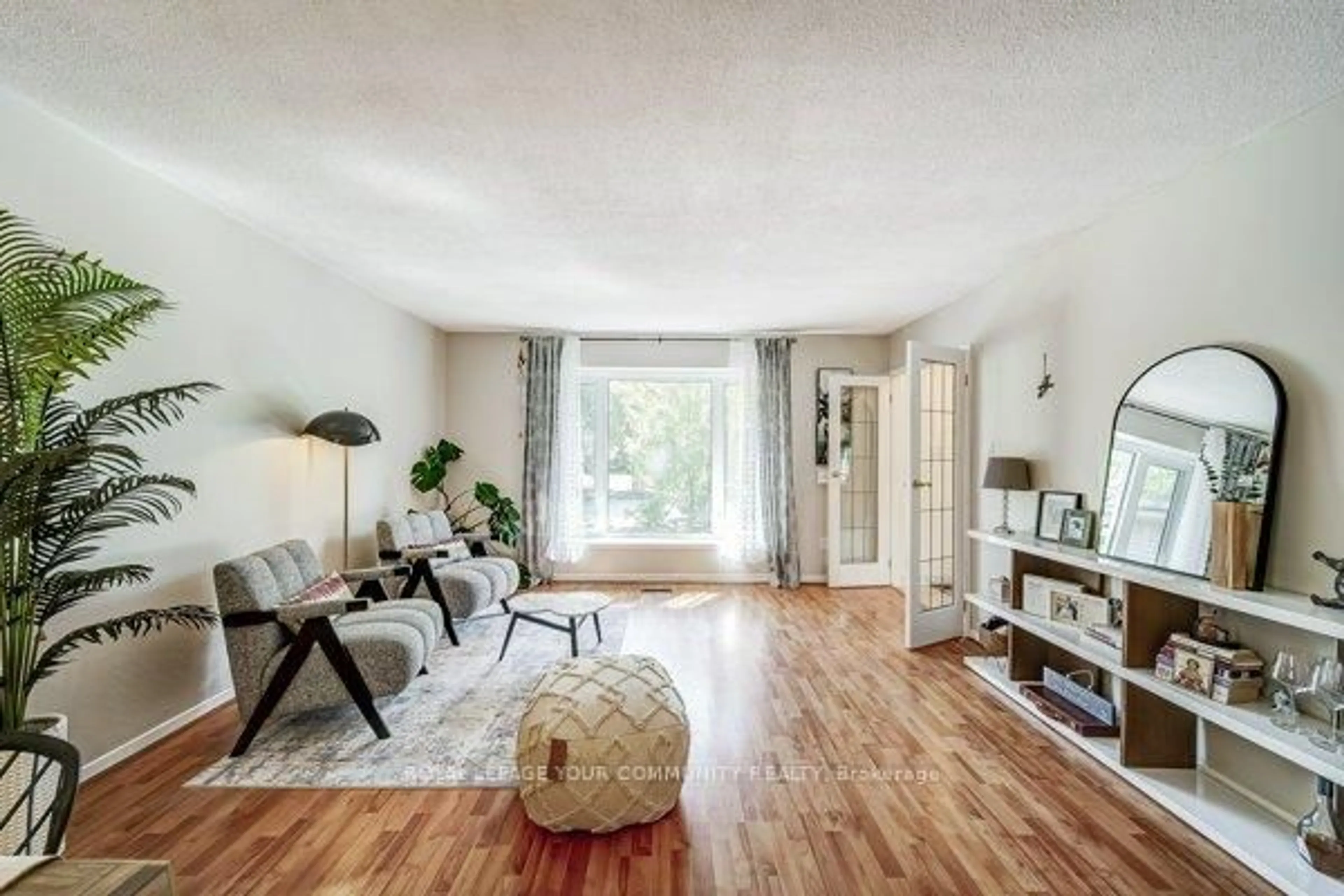 Living room with furniture, wood/laminate floor for 124 Tyson Dr, East Gwillimbury Ontario L0G 1H0