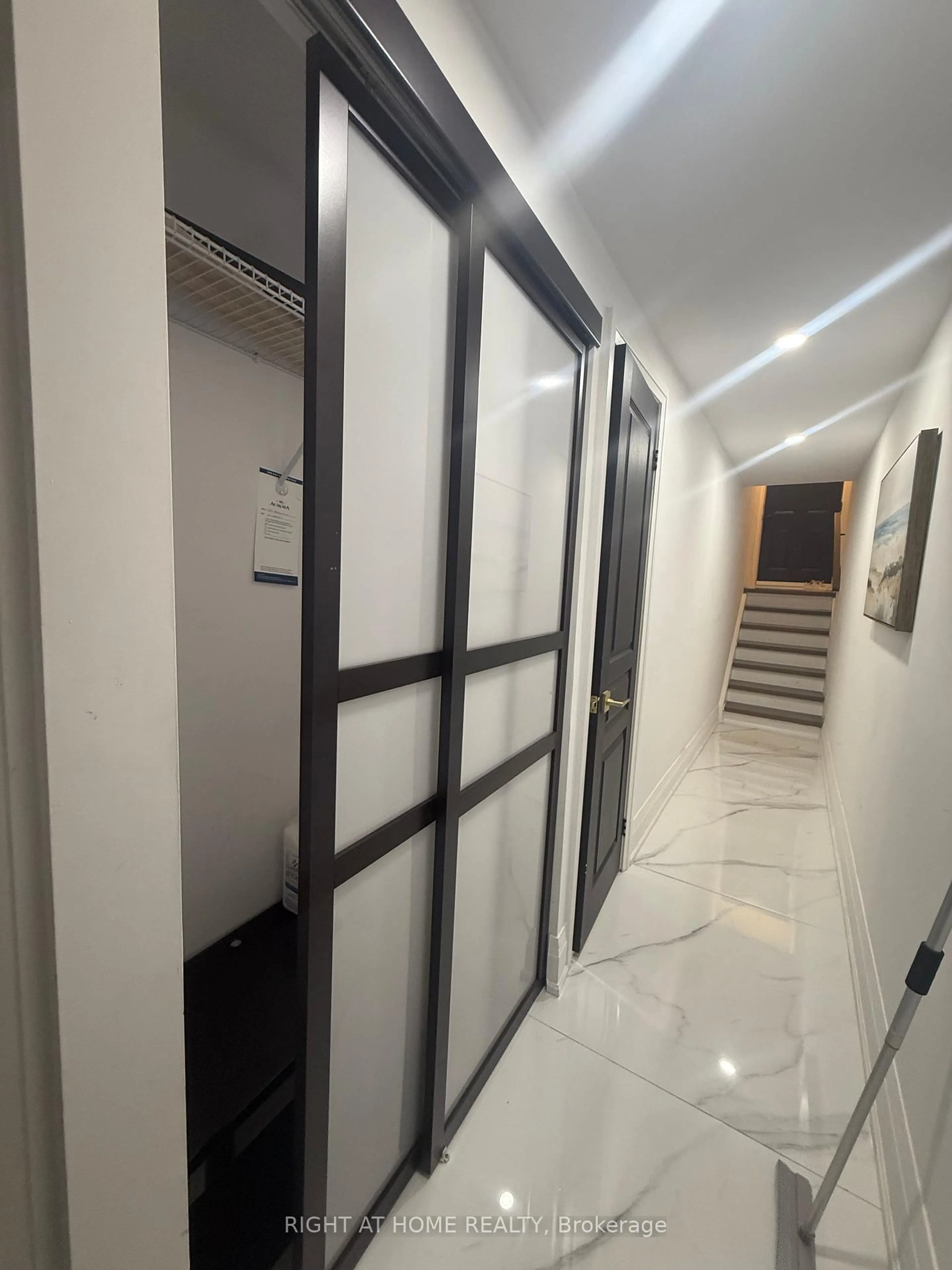 Indoor foyer for 287 Milestone Cres #133, Aurora Ontario L4G 3M2