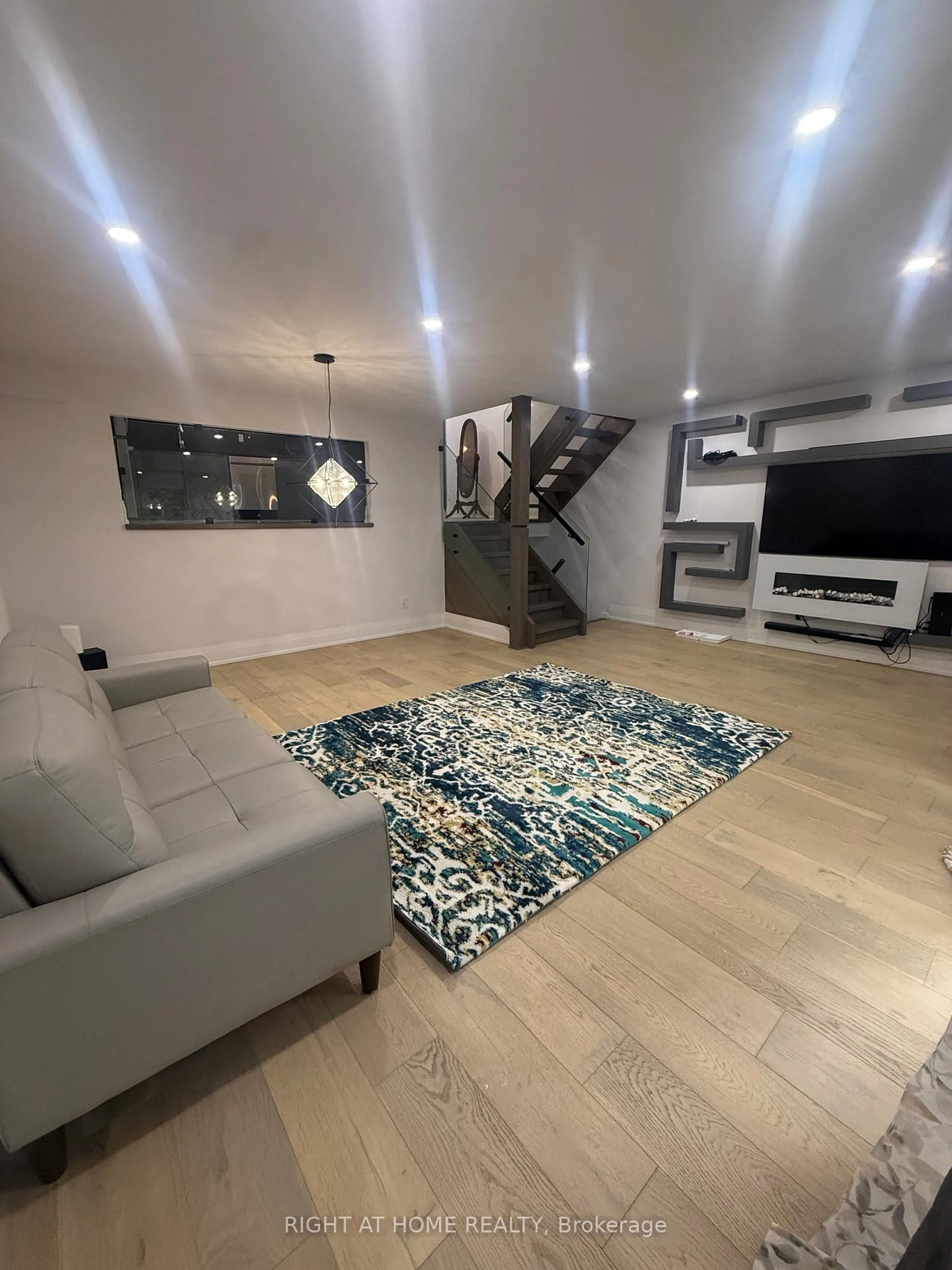 Living room with furniture, unknown for 287 Milestone Cres #133, Aurora Ontario L4G 3M2