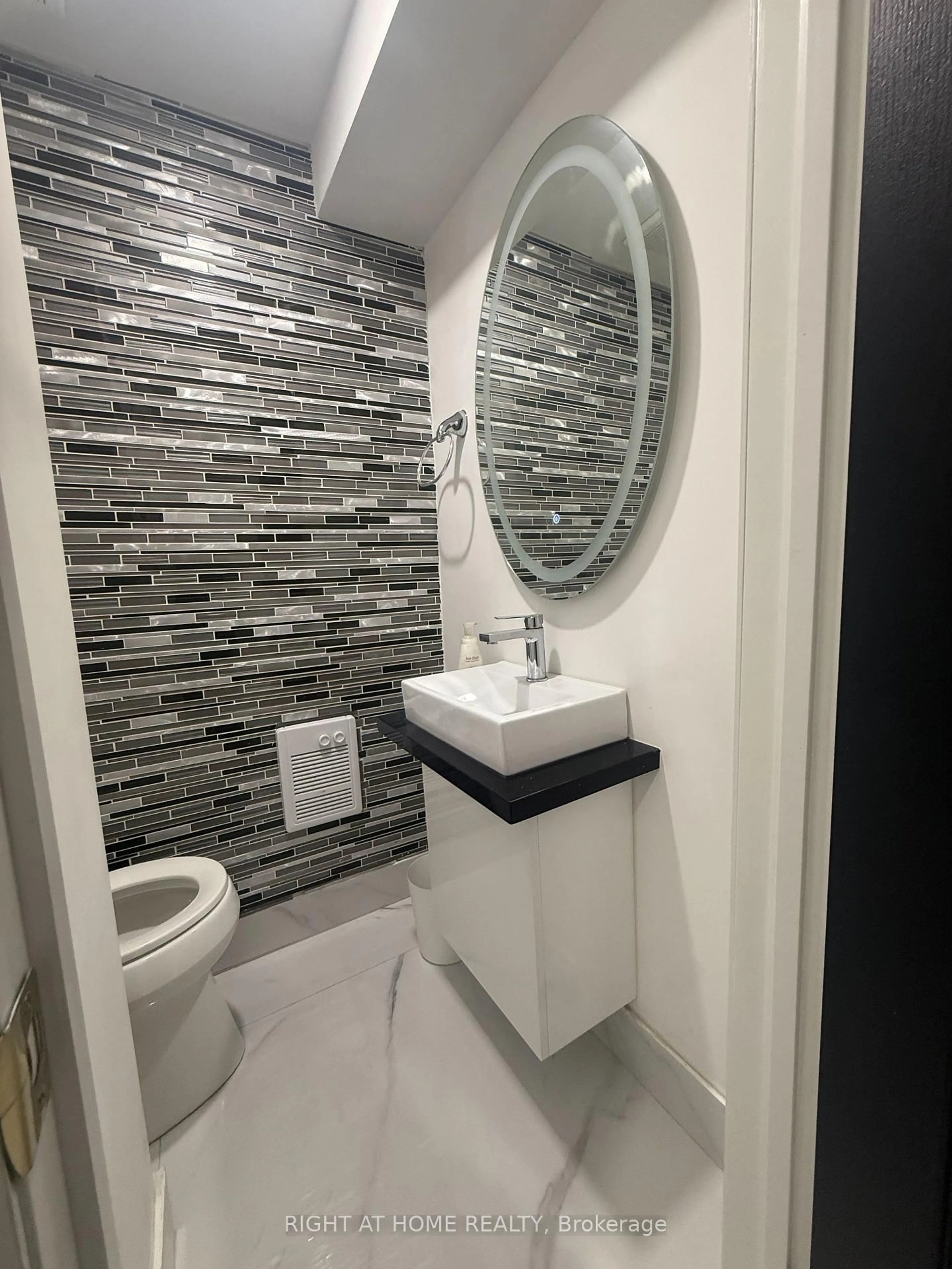 Contemporary bathroom, ceramic/tile floor for 287 Milestone Cres #133, Aurora Ontario L4G 3M2