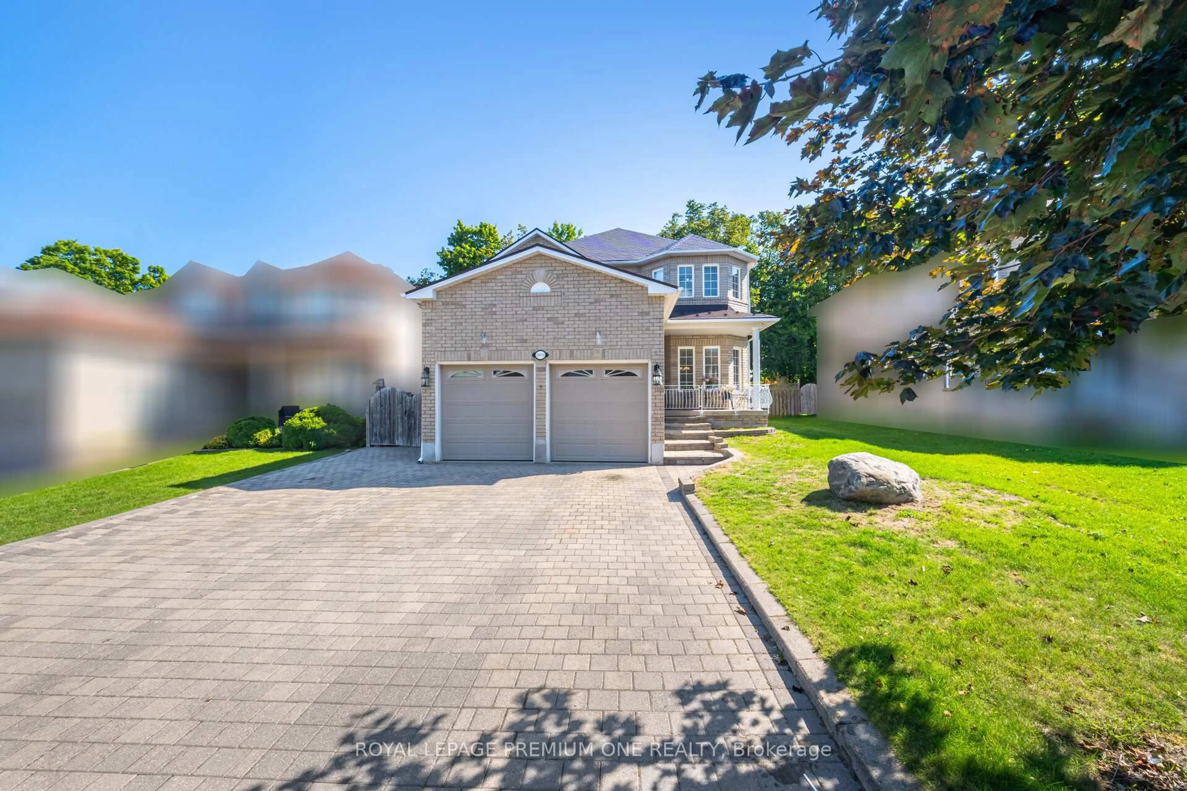 A pic from outside/outdoor area/front of a property/back of a property/a pic from drone, street for 2039 Thompson St, Innisfil Ontario L9S 4Z1