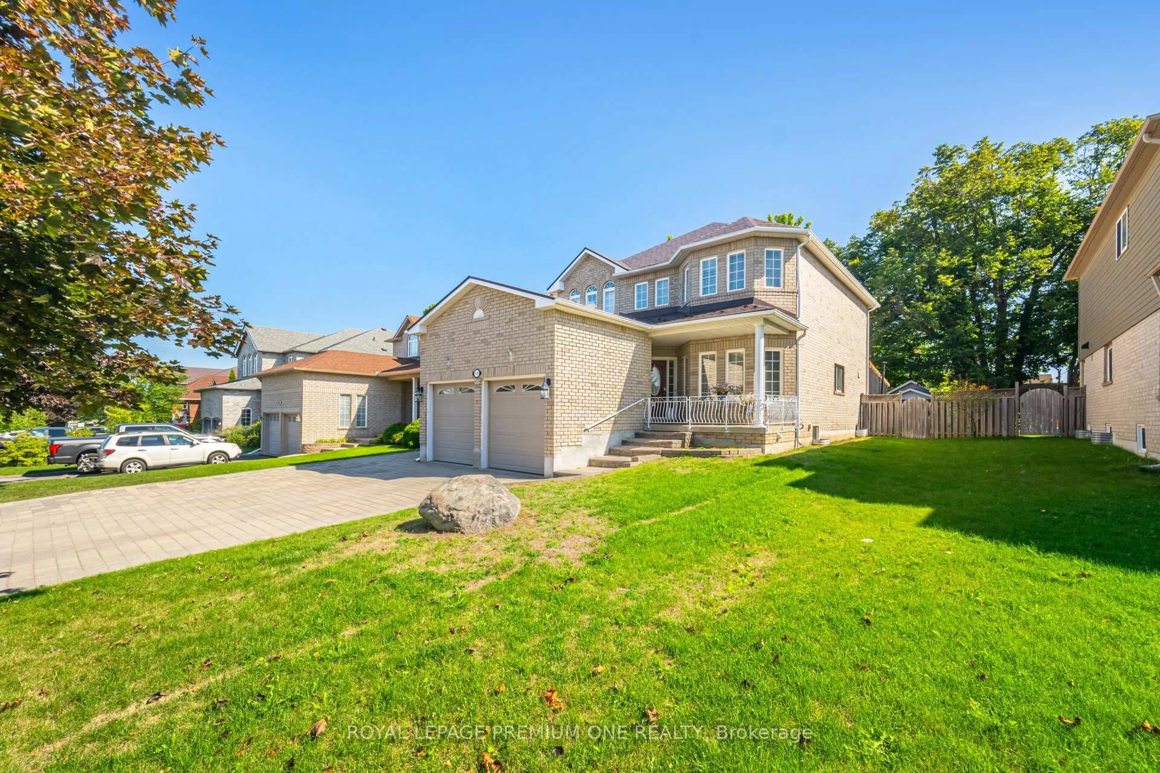A pic from outside/outdoor area/front of a property/back of a property/a pic from drone, street for 2039 Thompson St, Innisfil Ontario L9S 4Z1
