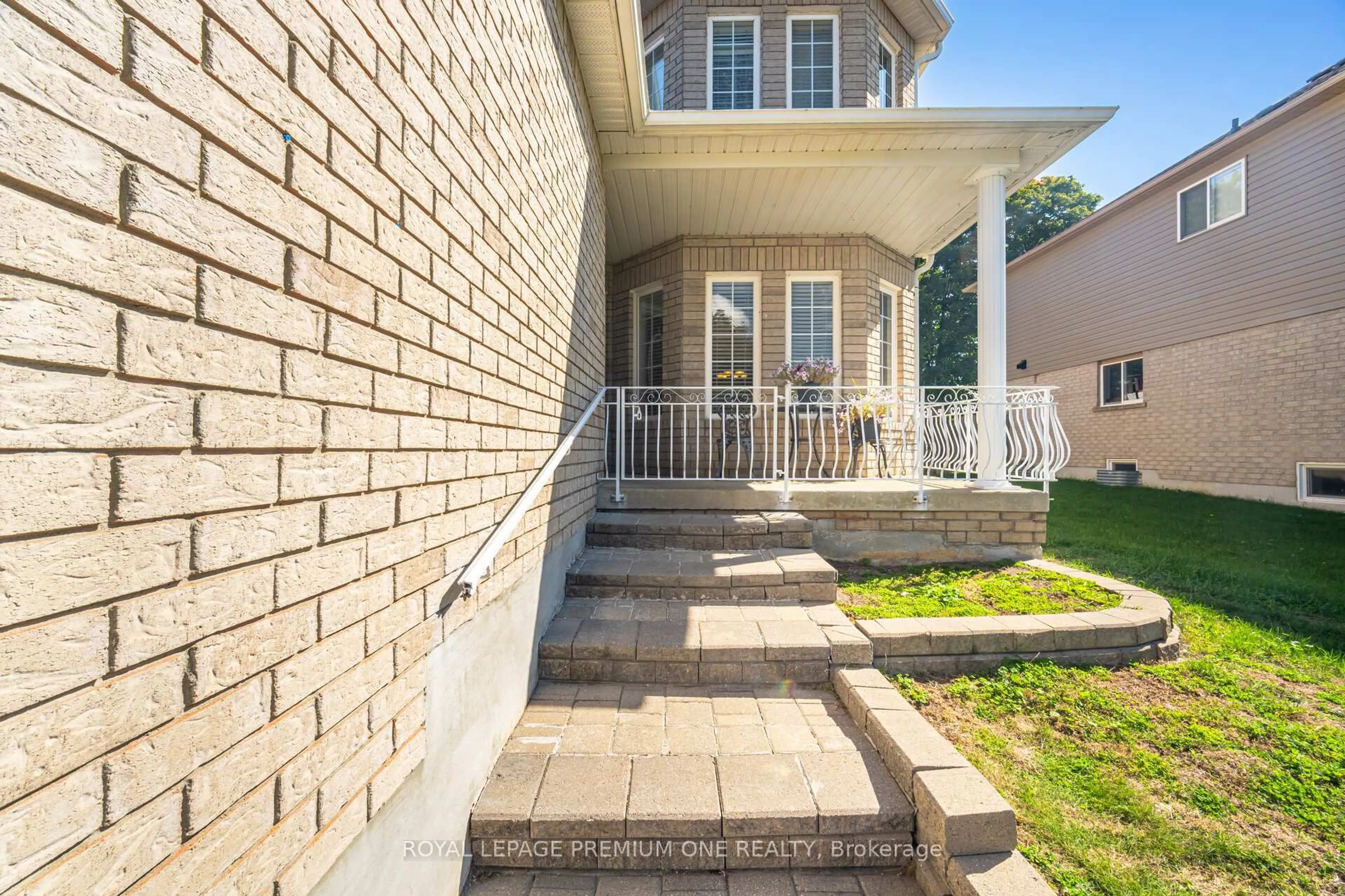 Home with brick exterior material, street for 2039 Thompson St, Innisfil Ontario L9S 4Z1