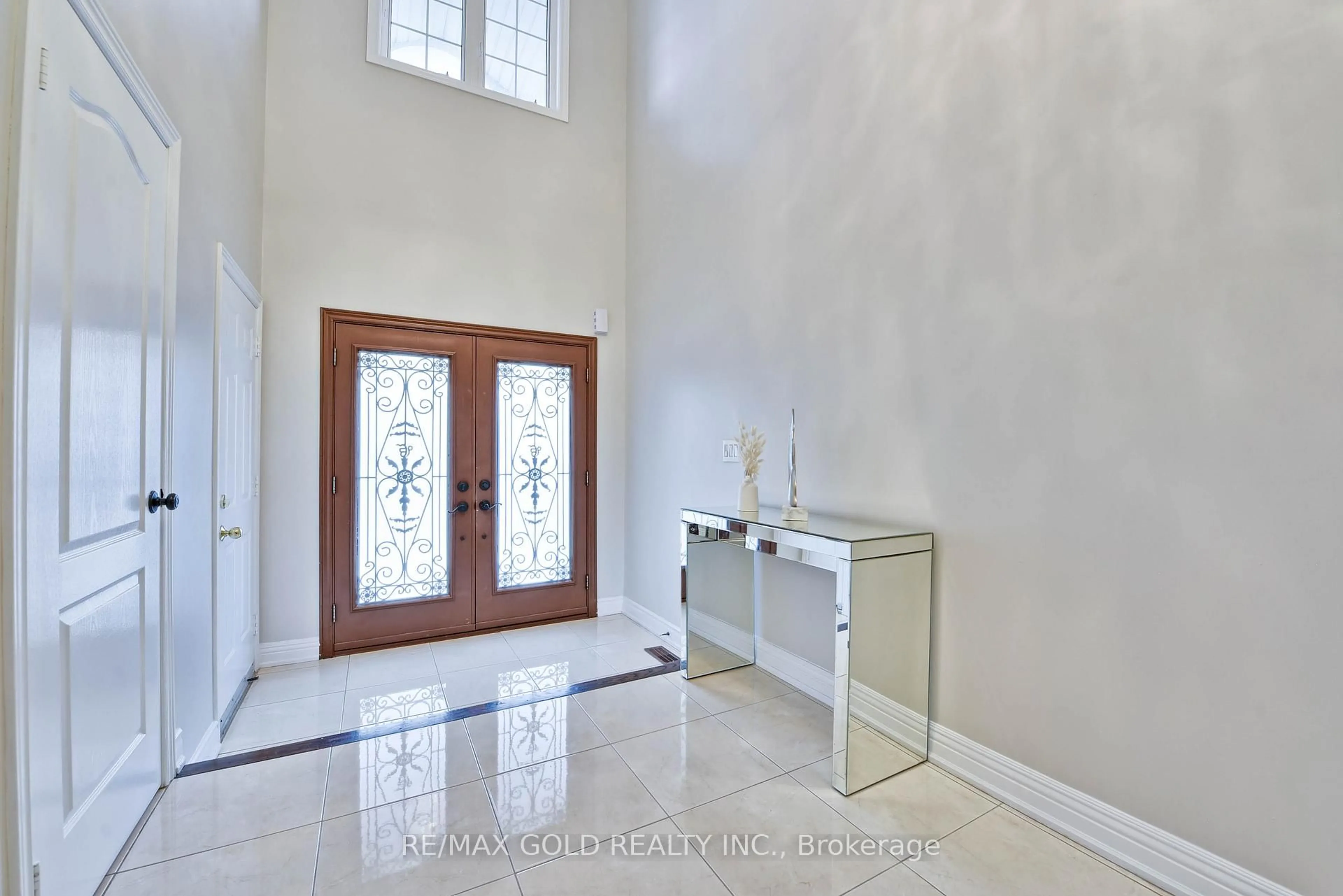 Indoor entryway for 215 Bachman Dr, Vaughan Ontario L6A 3V9