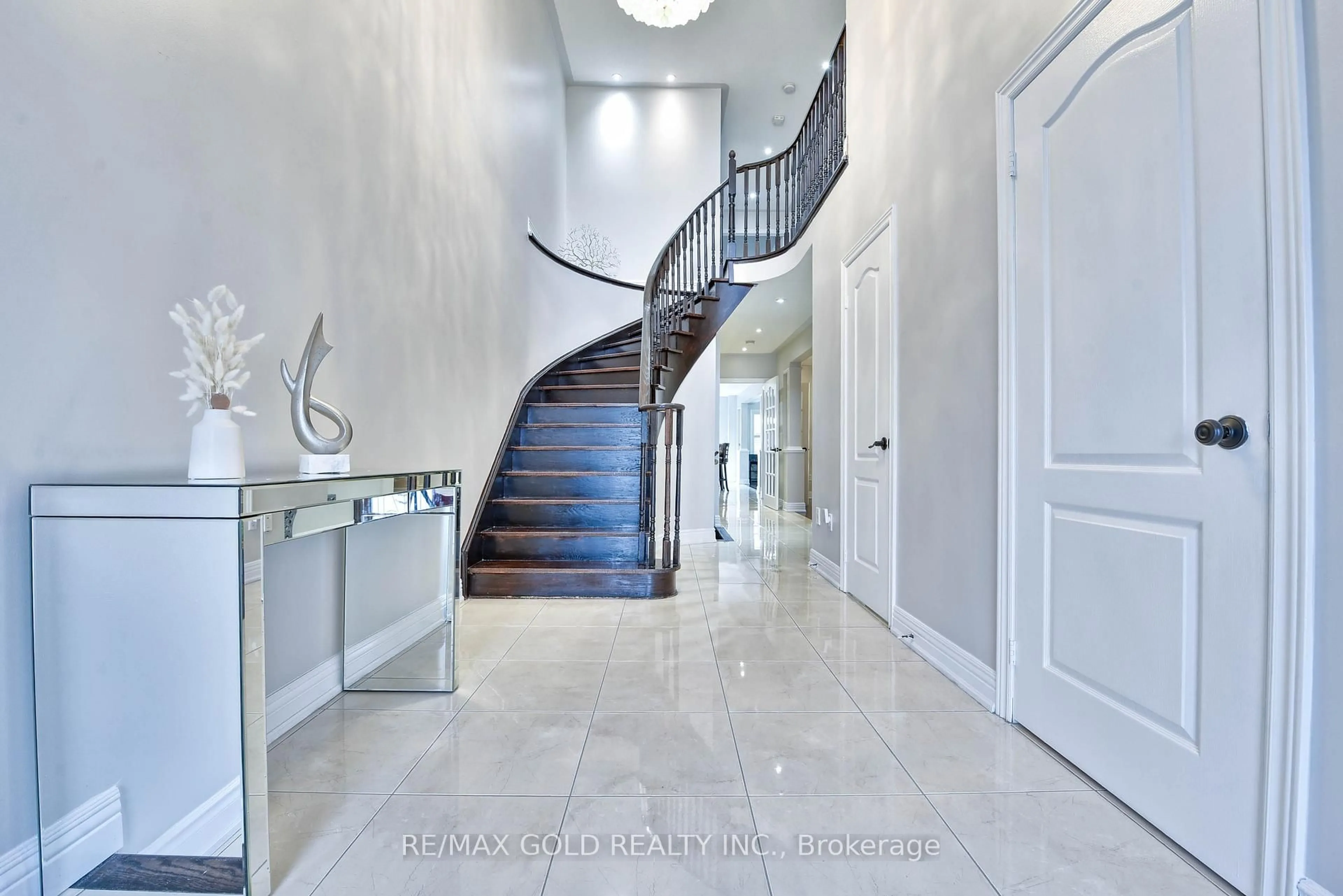 Indoor foyer for 215 Bachman Dr, Vaughan Ontario L6A 3V9