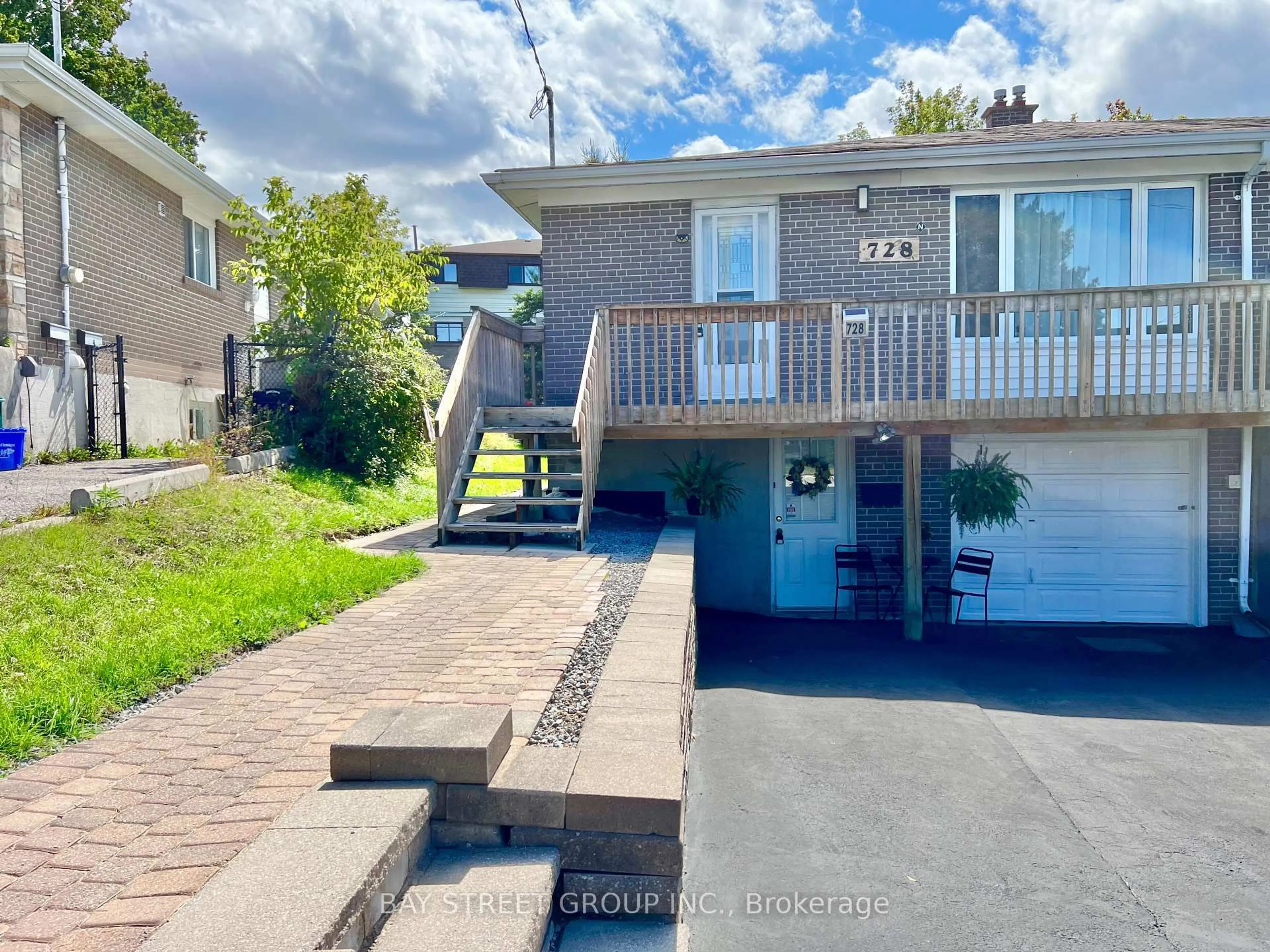 A pic from outside/outdoor area/front of a property/back of a property/a pic from drone, street for 728 Sunnypoint Dr, Newmarket Ontario L3Y 2Z8