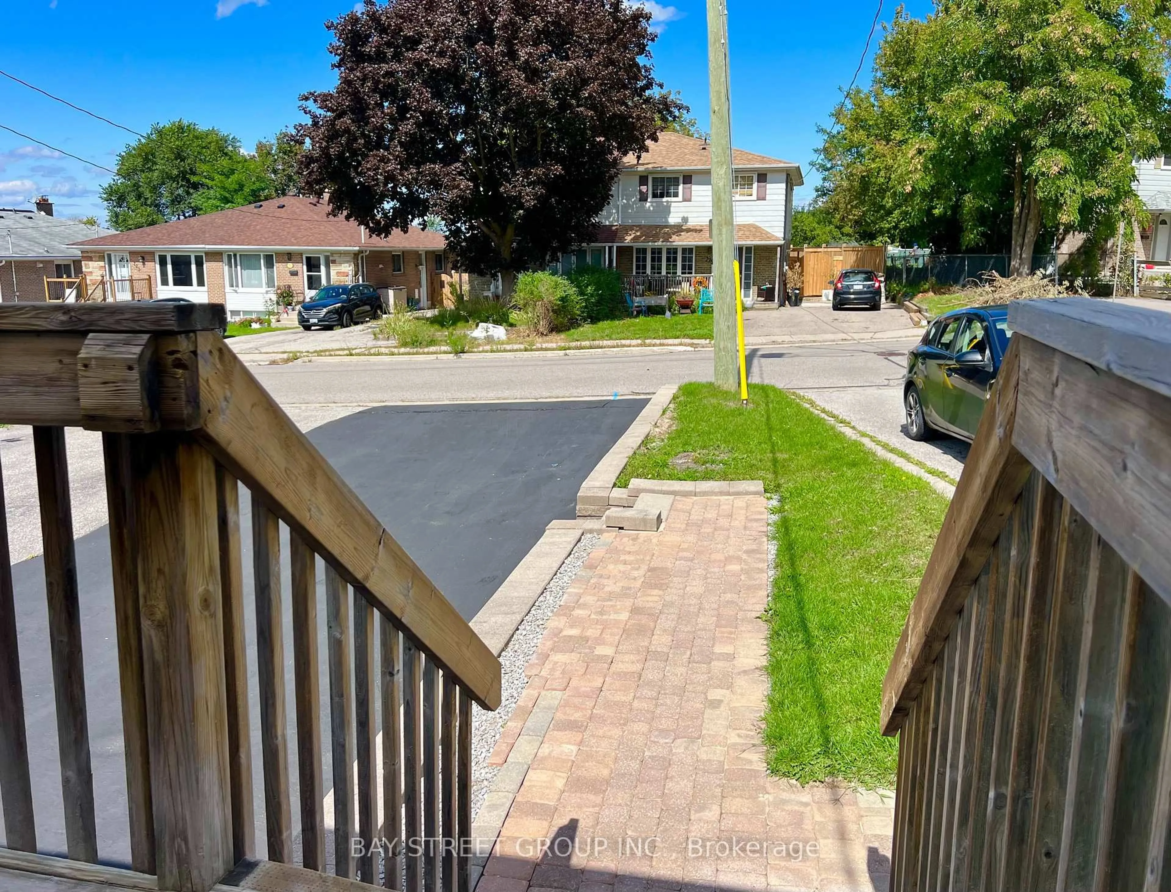A pic from outside/outdoor area/front of a property/back of a property/a pic from drone, street for 728 Sunnypoint Dr, Newmarket Ontario L3Y 2Z8