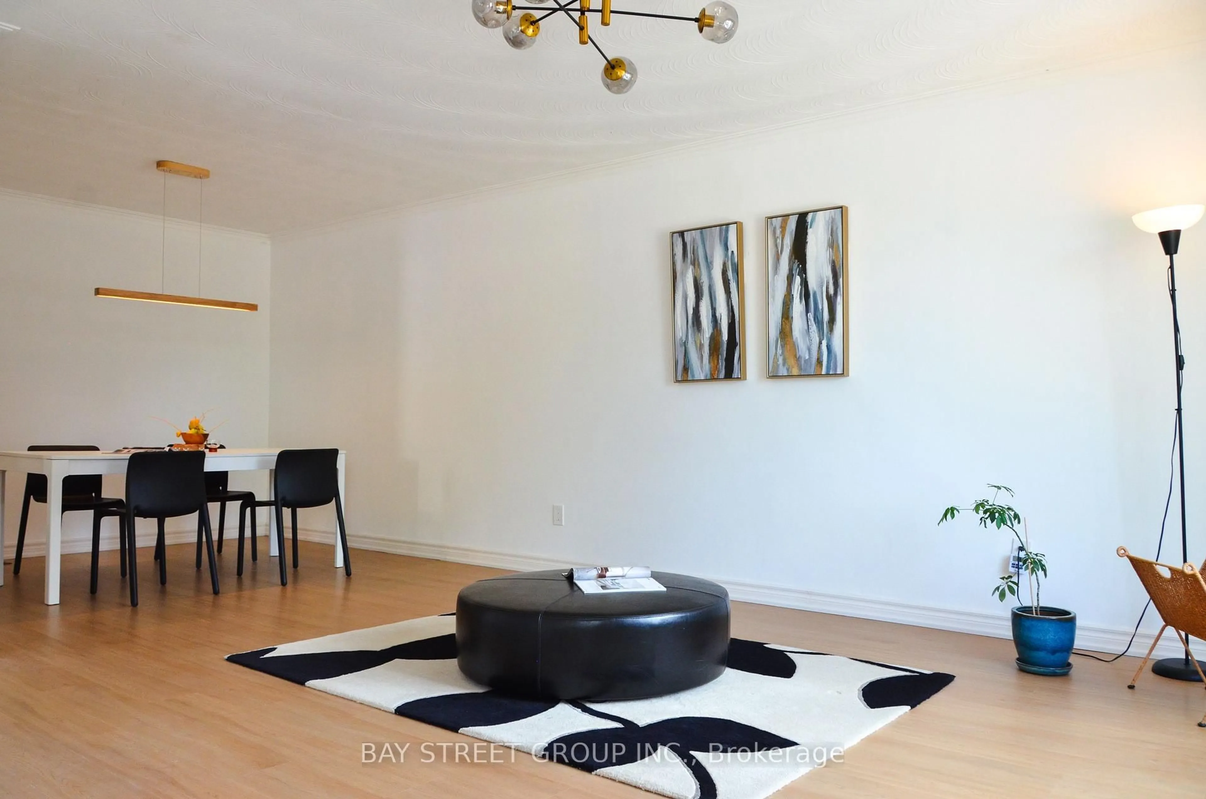 Living room with furniture, unknown for 728 Sunnypoint Dr, Newmarket Ontario L3Y 2Z8