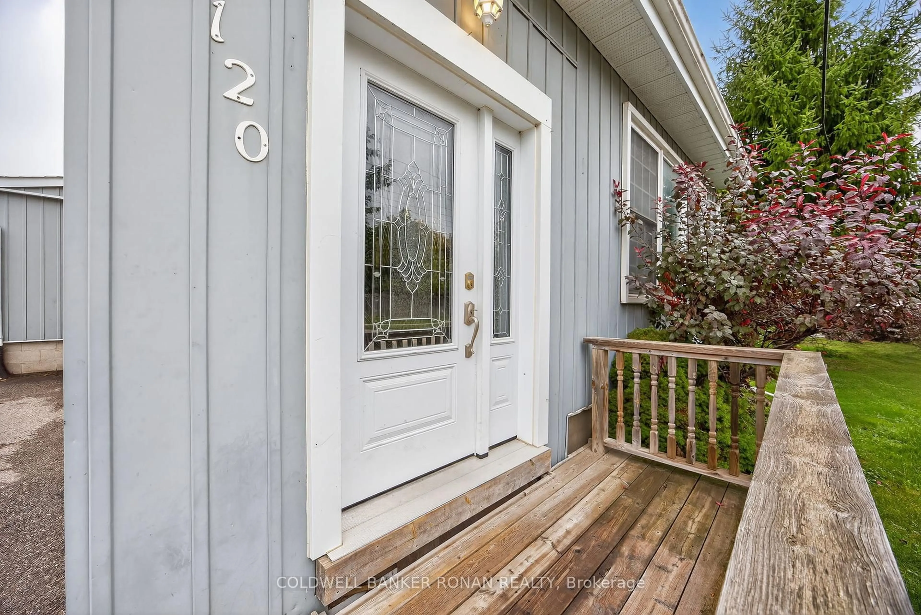 Indoor entryway for 120 Patterson St, New Tecumseth Ontario L0G 1A0