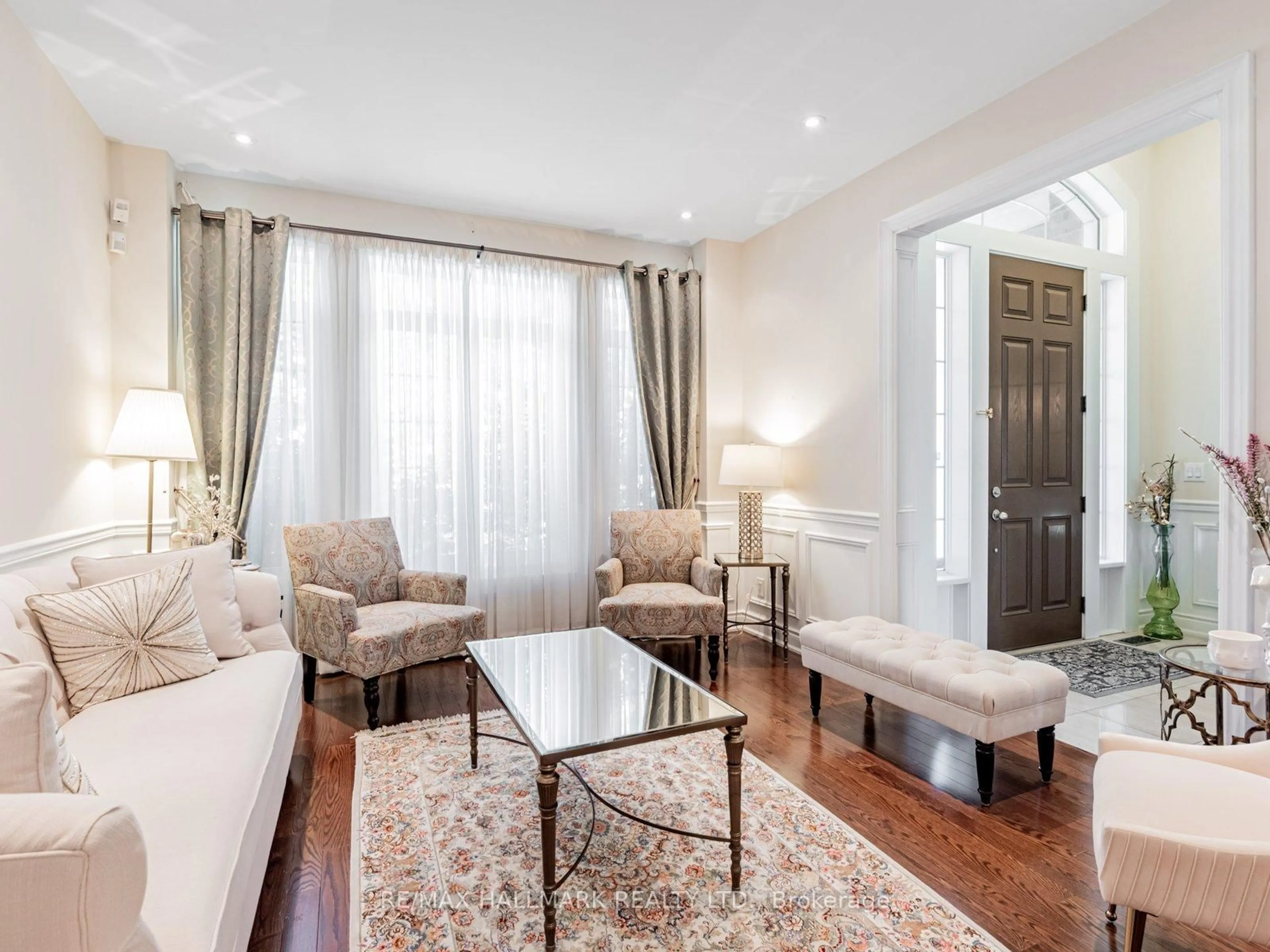 Living room with furniture, unknown for 33 Laredo Dr, Richmond Hill Ontario L4S 0E4