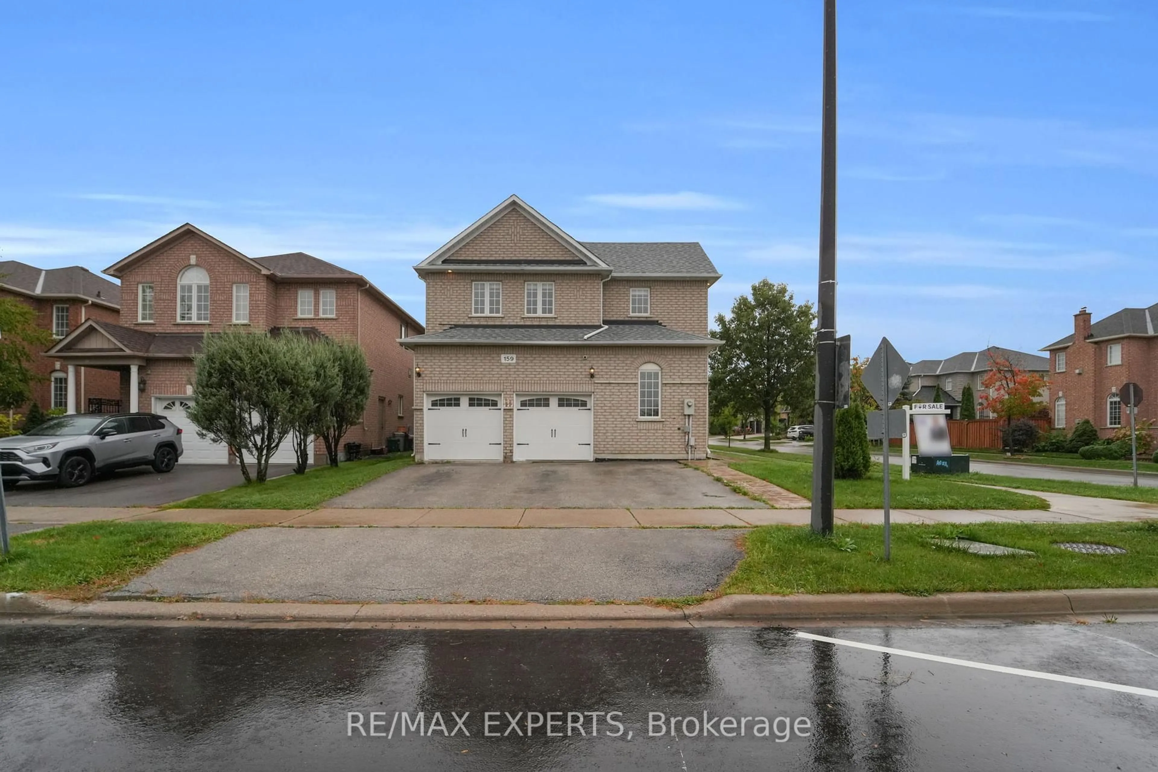 A pic from outside/outdoor area/front of a property/back of a property/a pic from drone, street for 159 Sonoma Blvd, Vaughan Ontario L4H 1P2