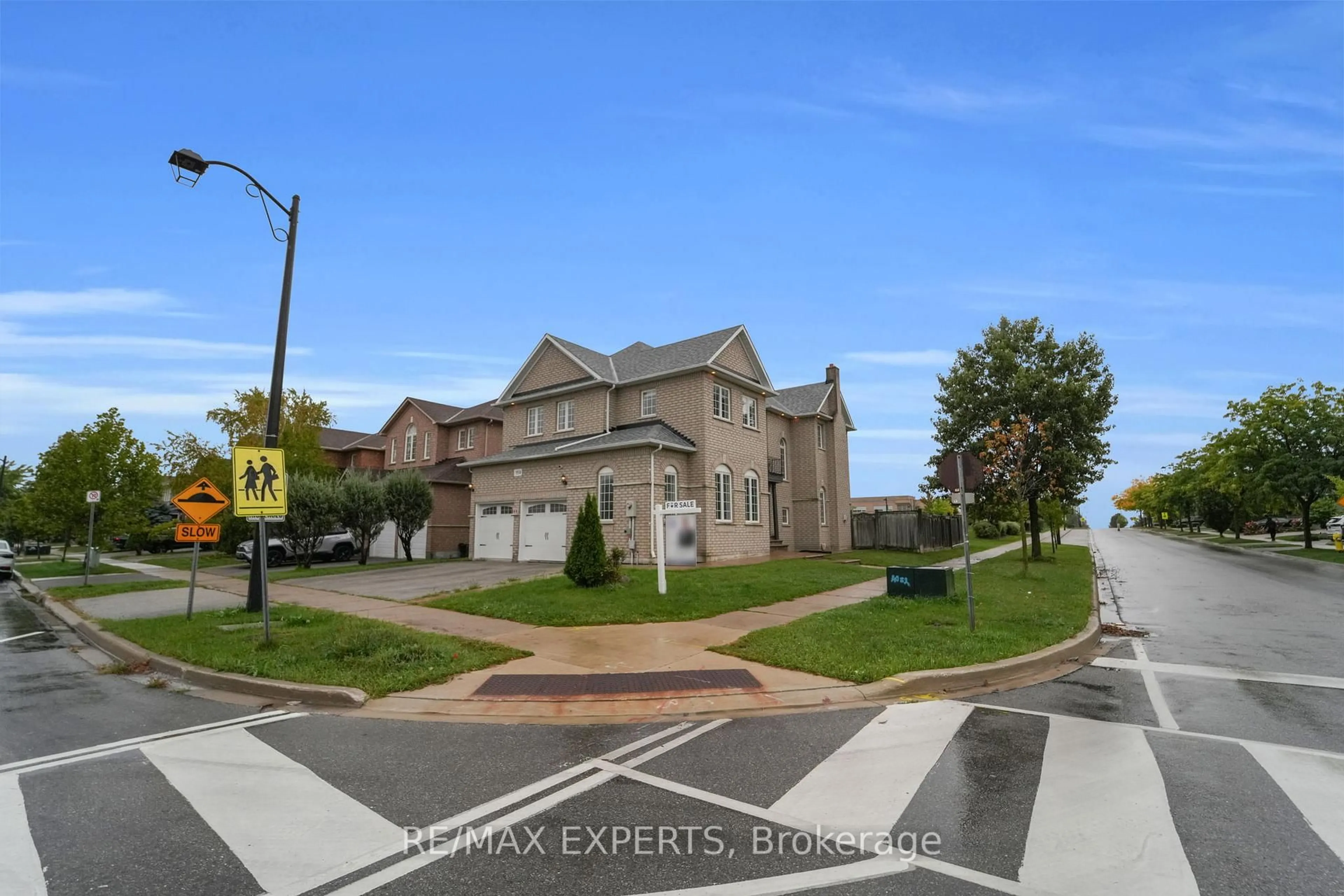 A pic from outside/outdoor area/front of a property/back of a property/a pic from drone, street for 159 Sonoma Blvd, Vaughan Ontario L4H 1P2