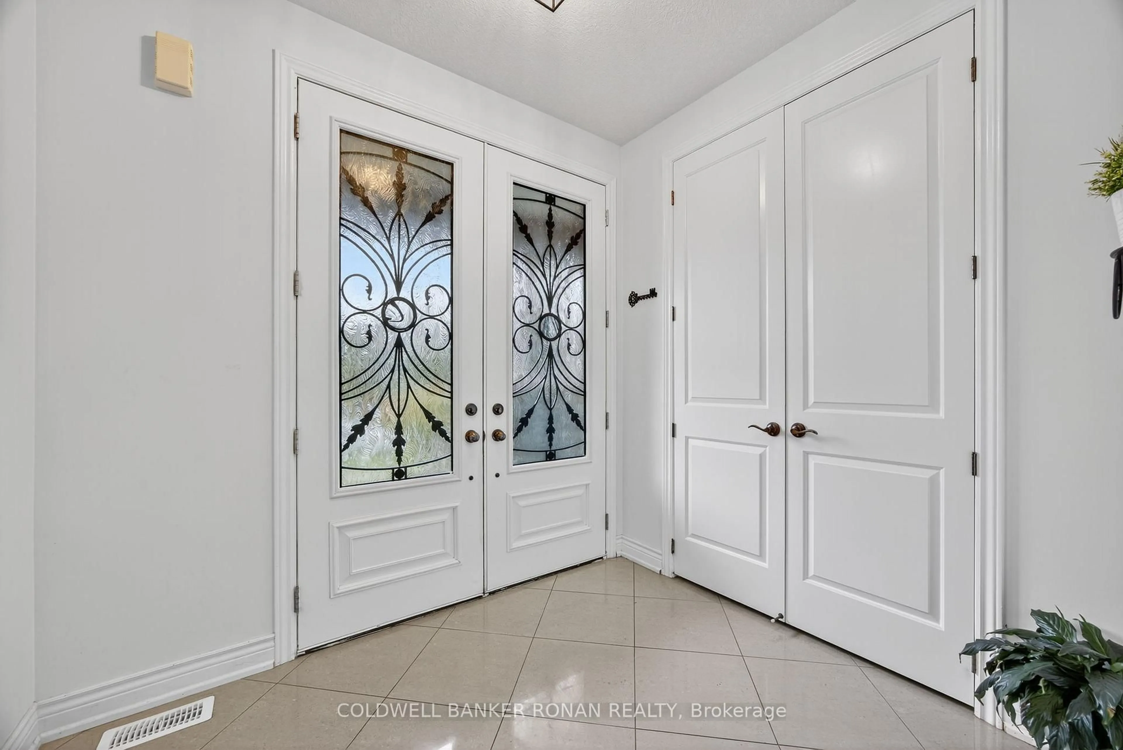 Indoor entryway for 75 Morrison Ave, New Tecumseth Ontario L9R 0R4