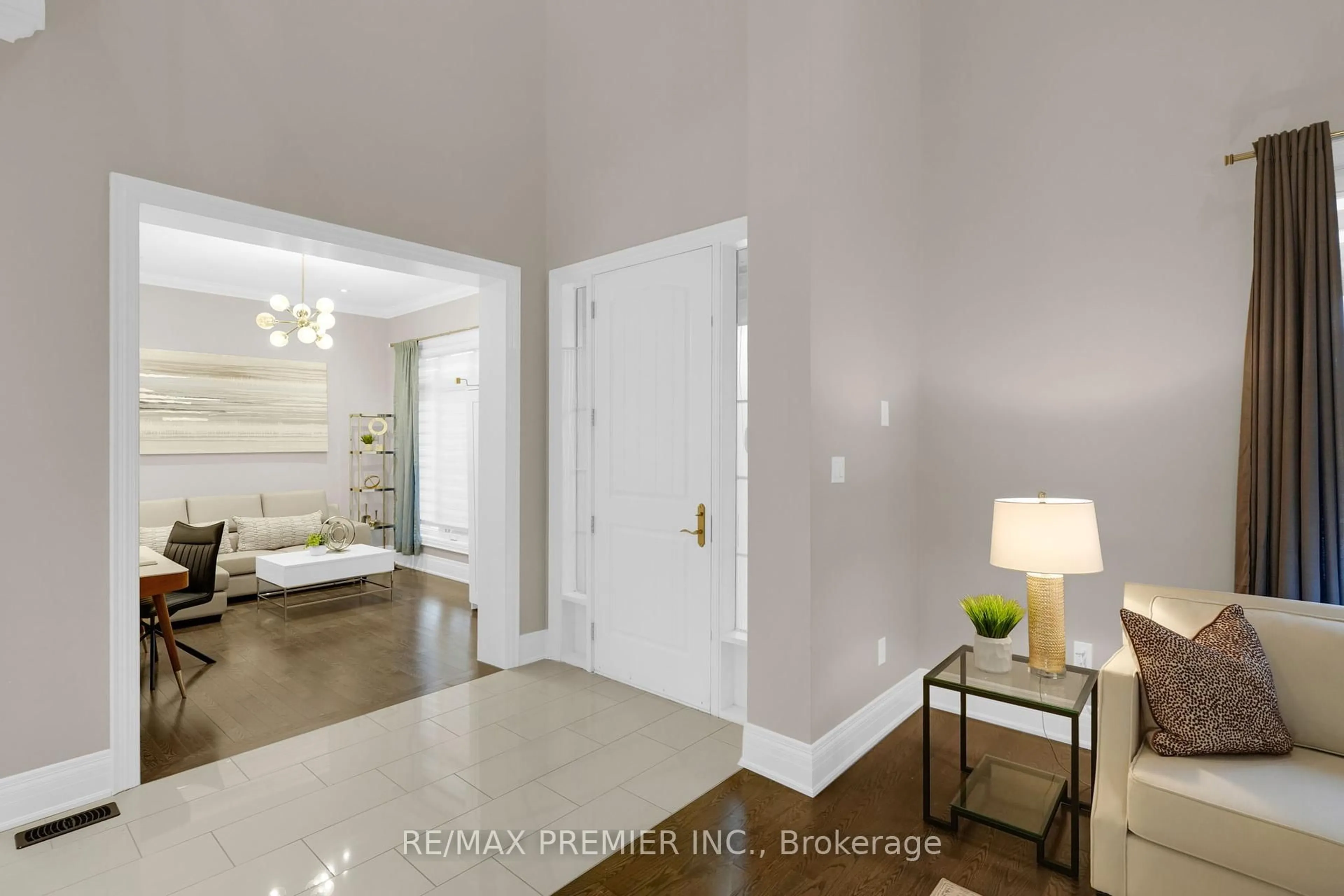 Indoor entryway for 15 Peter Glass Rd, King Ontario L7B 0M7