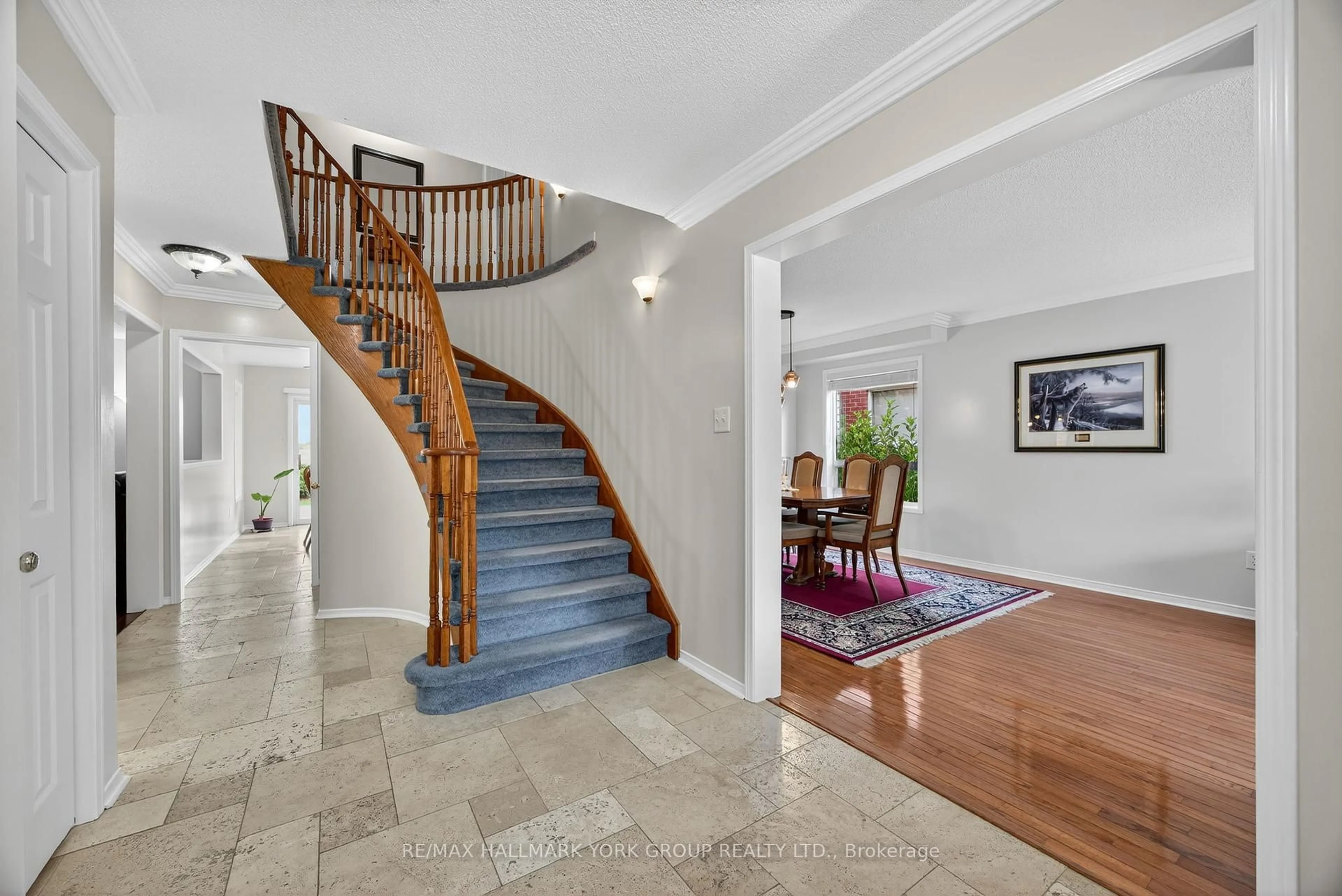Indoor foyer for 9 Reynolds Ave, New Tecumseth Ontario L0G 1A0