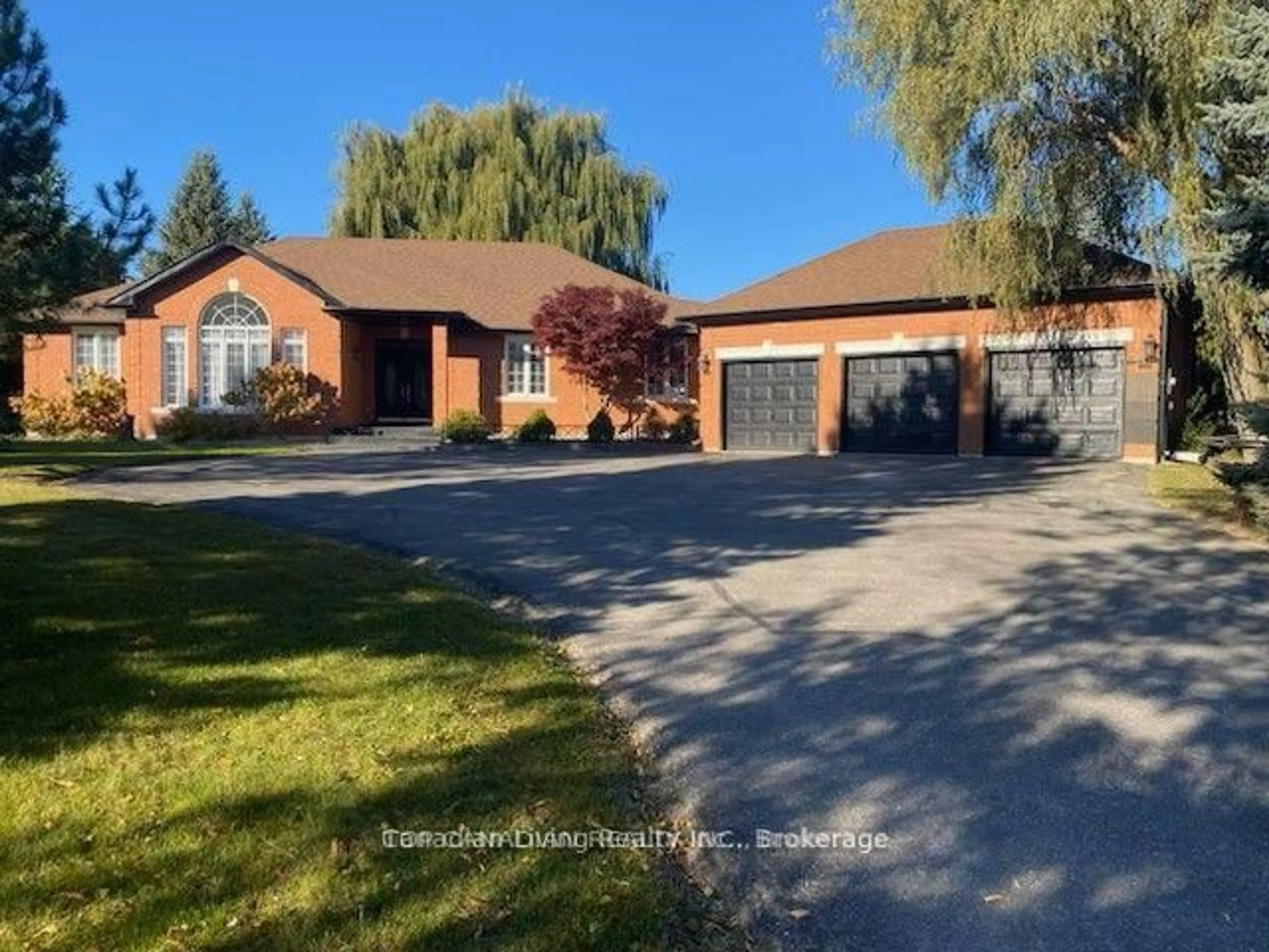 A pic from outside/outdoor area/front of a property/back of a property/a pic from drone, street for 31 Golfview Blvd, Bradford West Gwillimbury Ontario L3Z 2A6