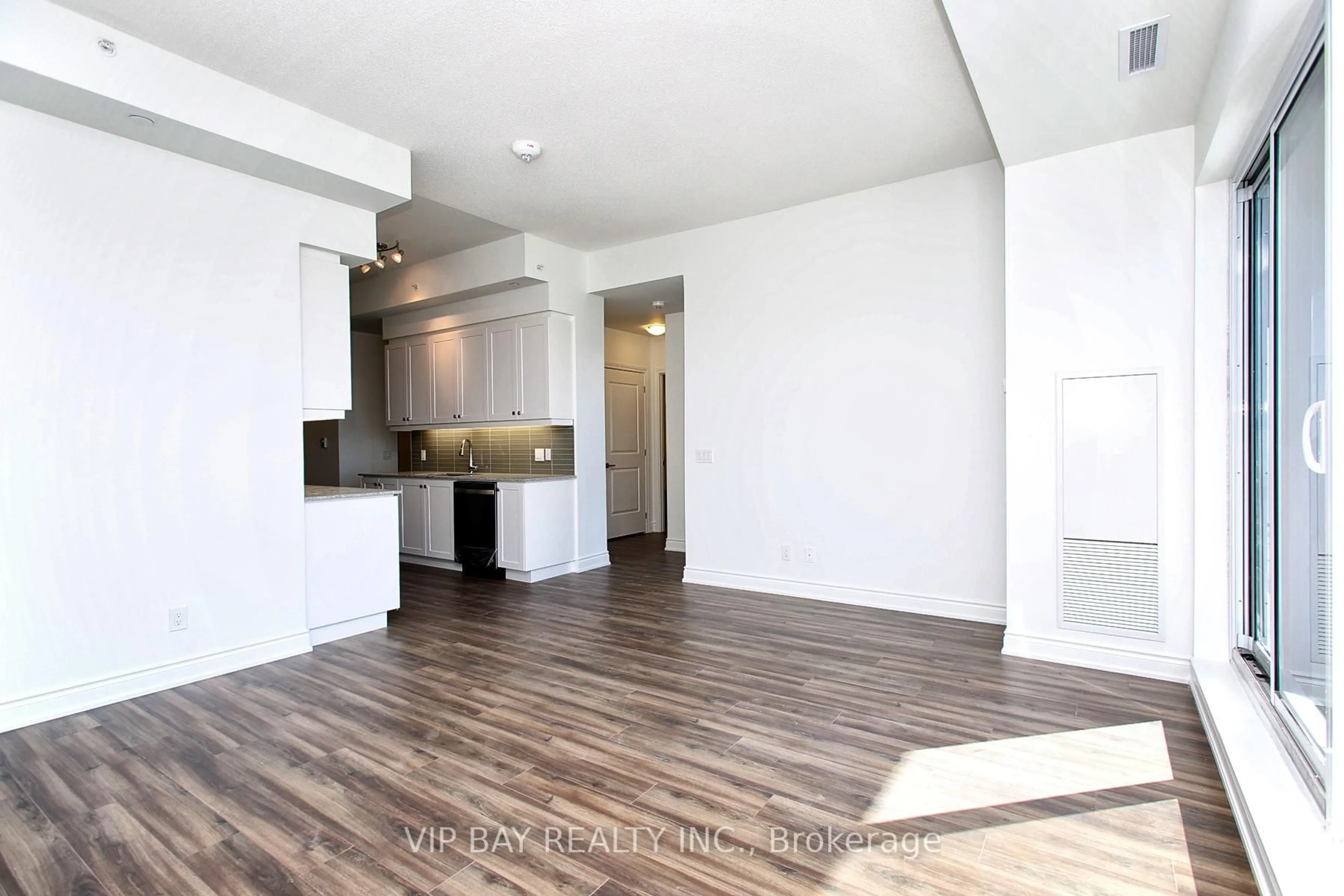 Open concept kitchen, wood/laminate floor for 9618 Yonge St #1608, Richmond Hill Ontario L4C 0X5
