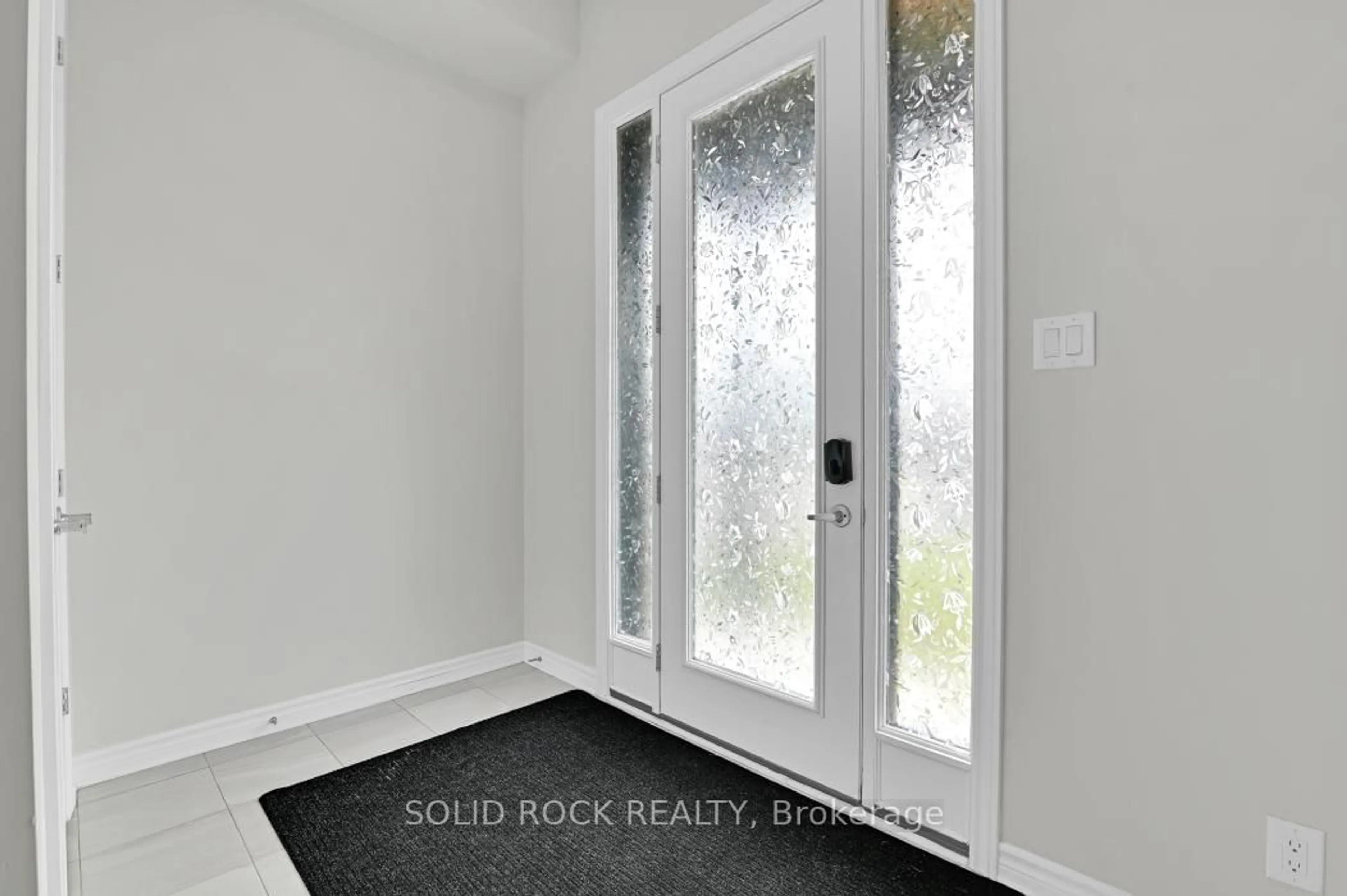 Indoor entryway for 39 Jargeau Rd, Ottawa Ontario K1W 0S7