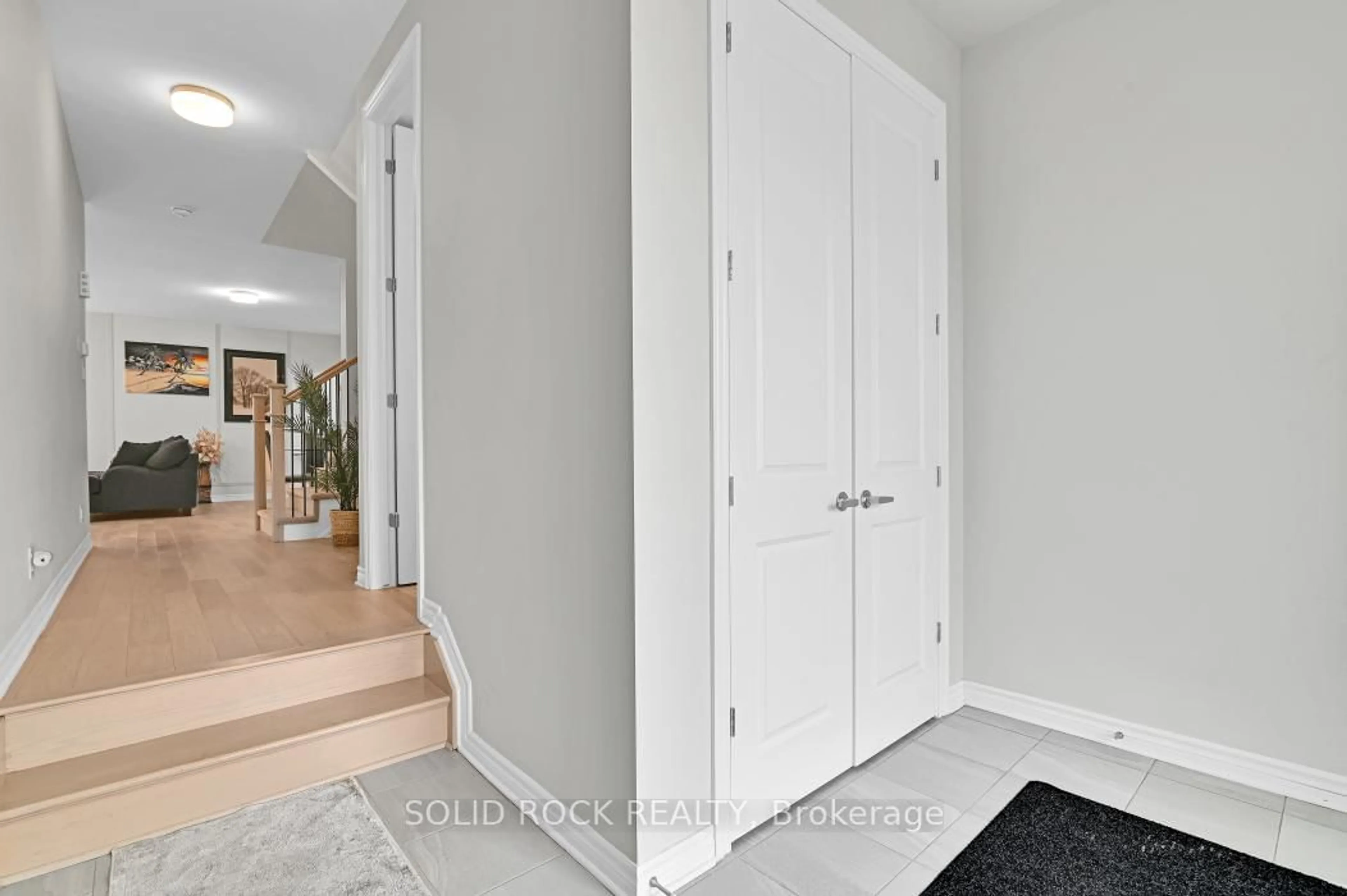 Indoor entryway for 39 Jargeau Rd, Ottawa Ontario K1W 0S7