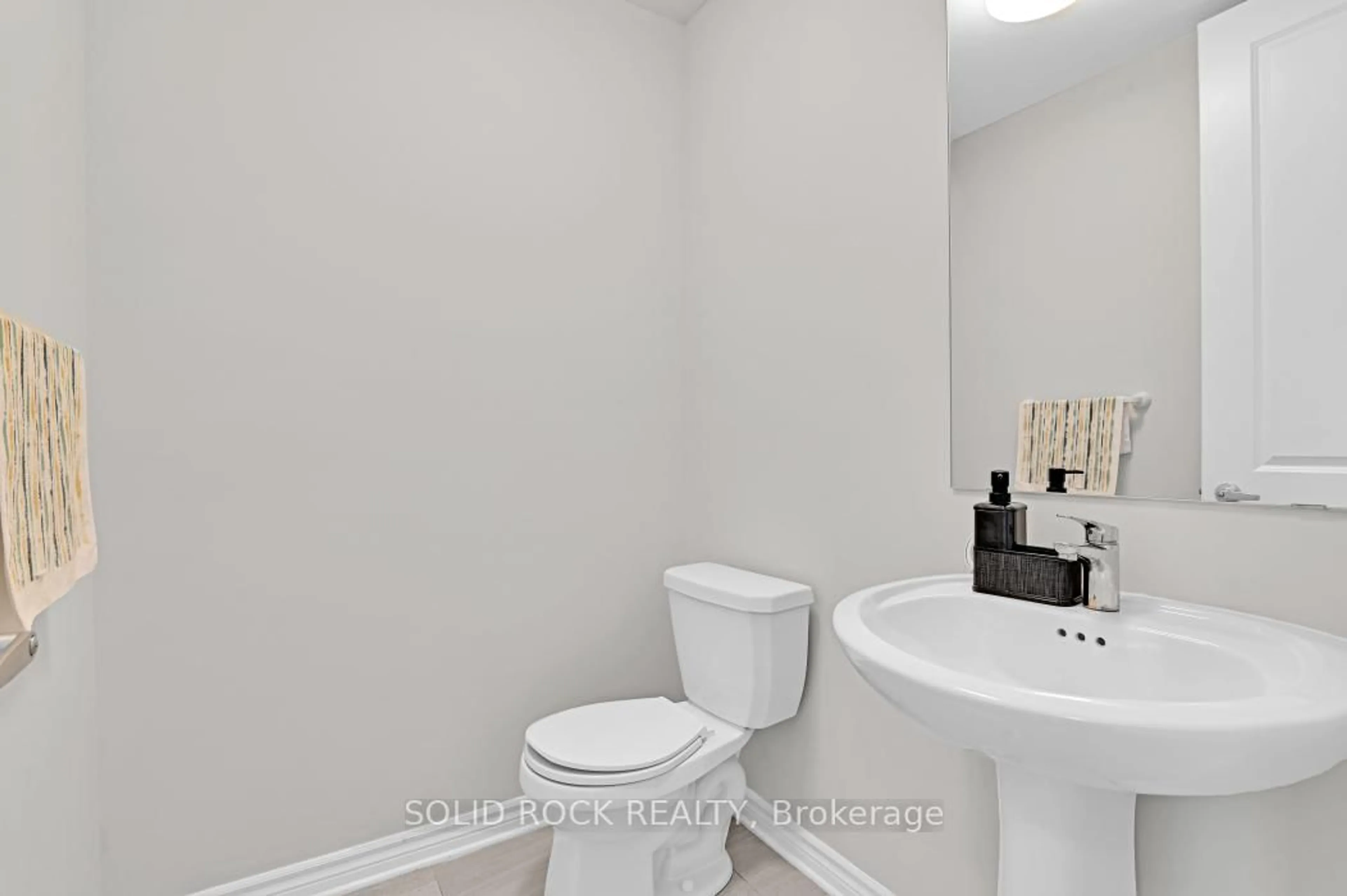 Standard bathroom, unknown for 39 Jargeau Rd, Ottawa Ontario K1W 0S7