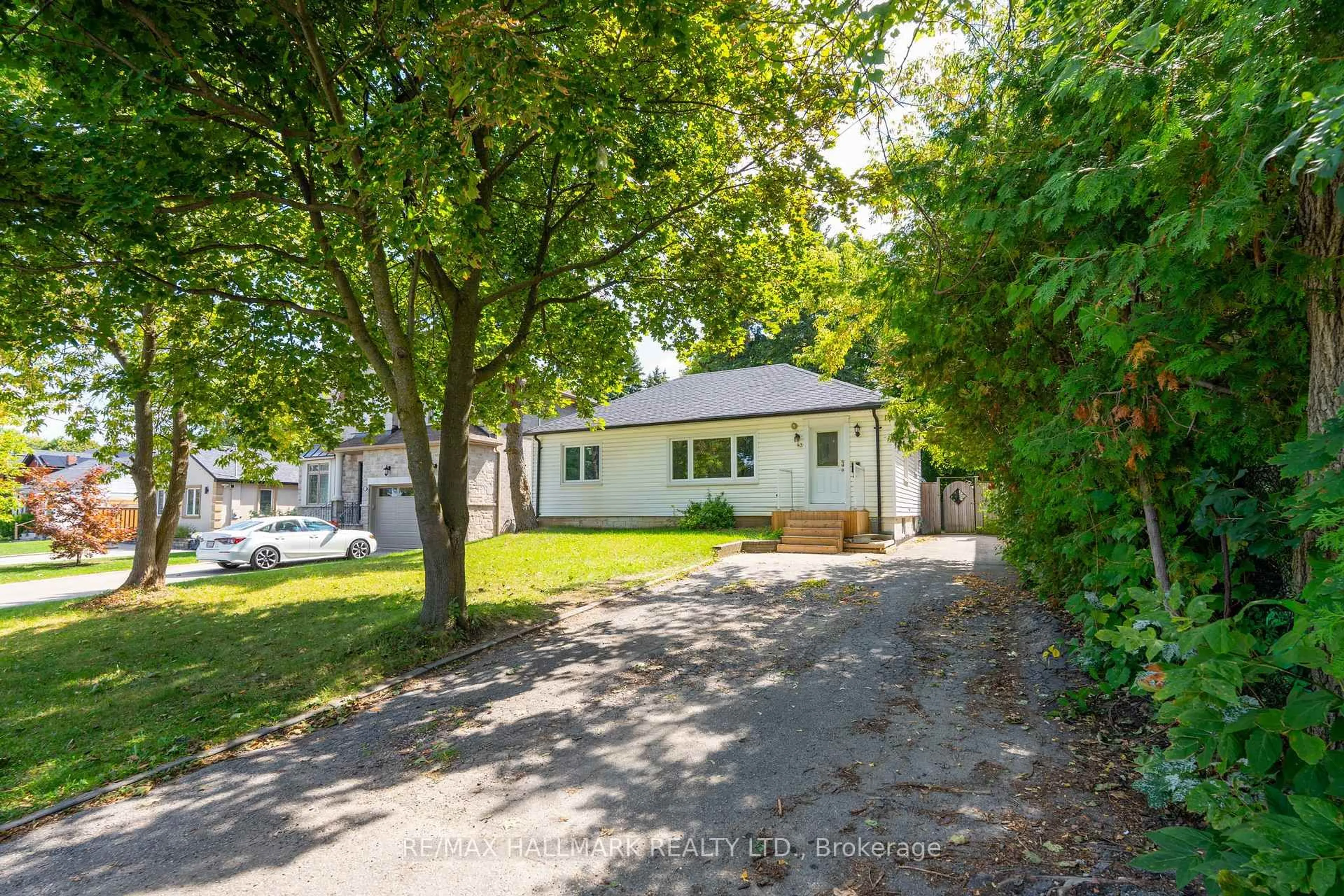 A pic from outside/outdoor area/front of a property/back of a property/a pic from drone, street for 43 Meadowview Ave, Markham Ontario L3T 1K6