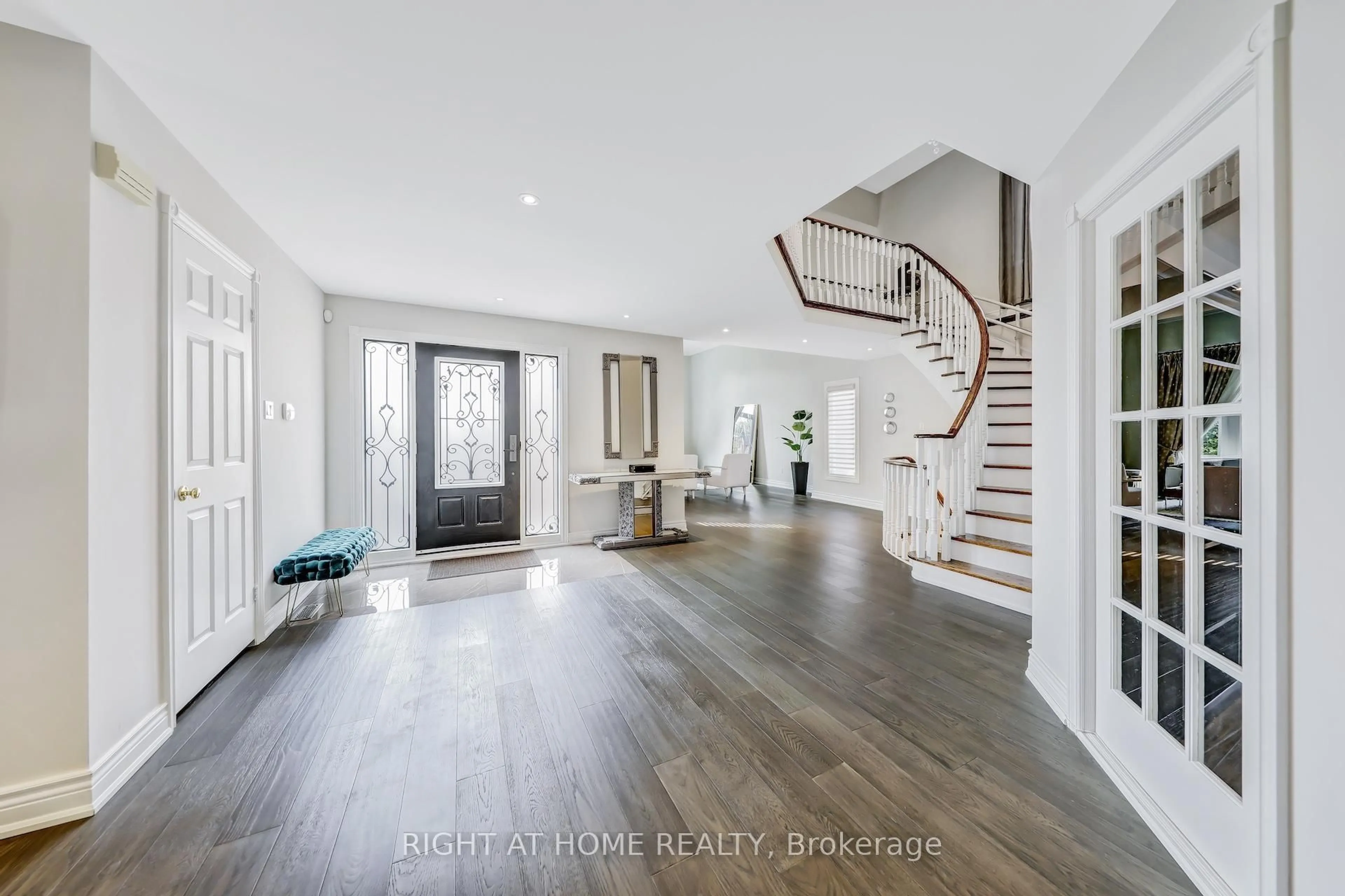 Indoor entryway for 20 Woburn Dr, Vaughan Ontario L4L 7H8