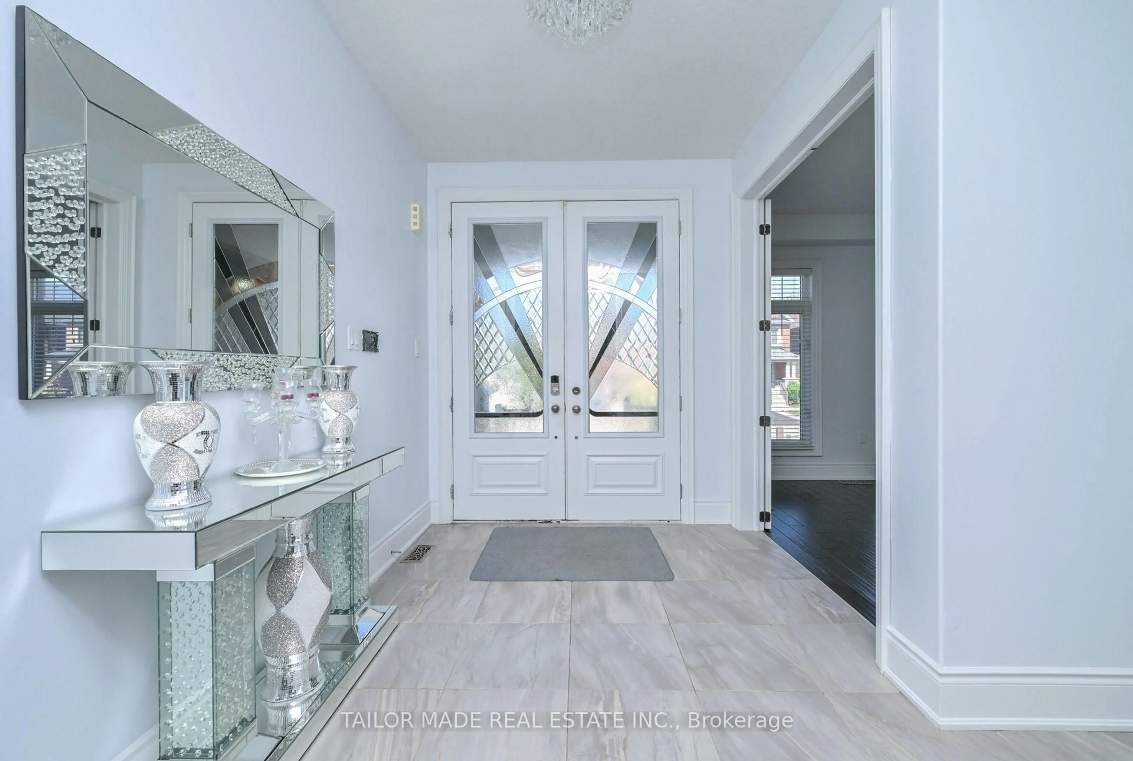 Indoor entryway for 73 Morrison Ave, New Tecumseth Ontario L9R 0H5