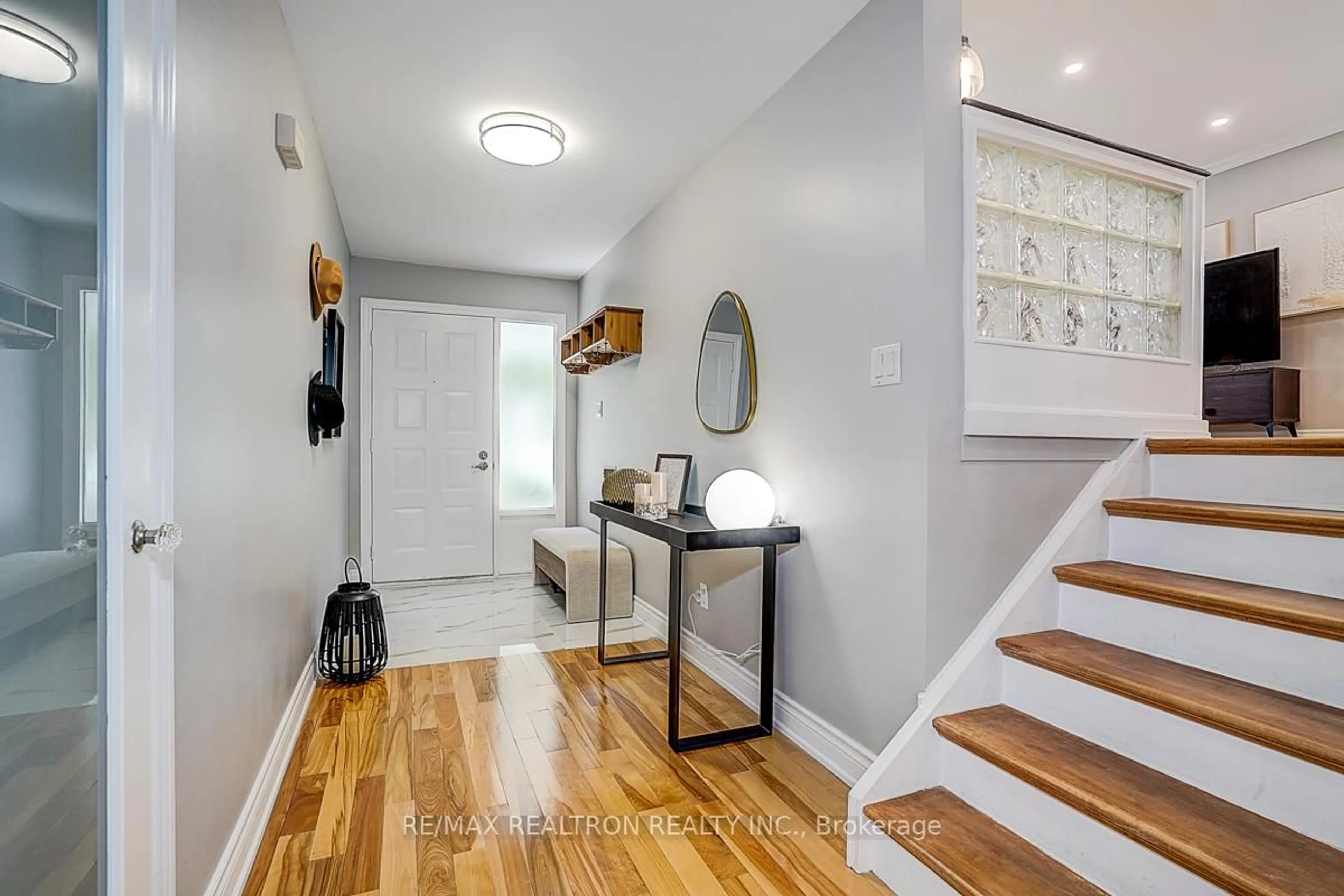 Indoor entryway for 9 Earls Crt, East Gwillimbury Ontario L9N 1E5