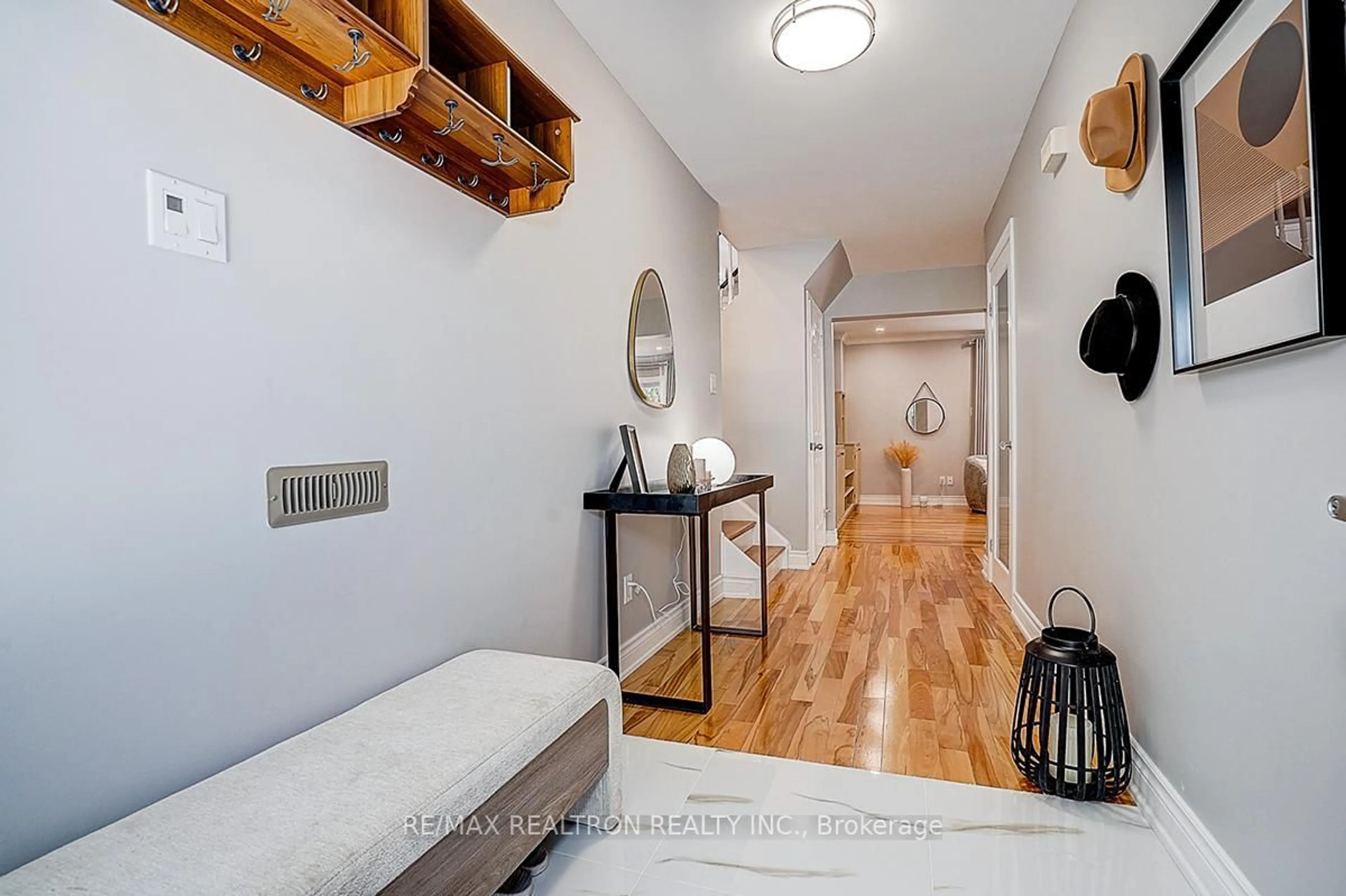 Indoor entryway for 9 Earls Crt, East Gwillimbury Ontario L9N 1E5