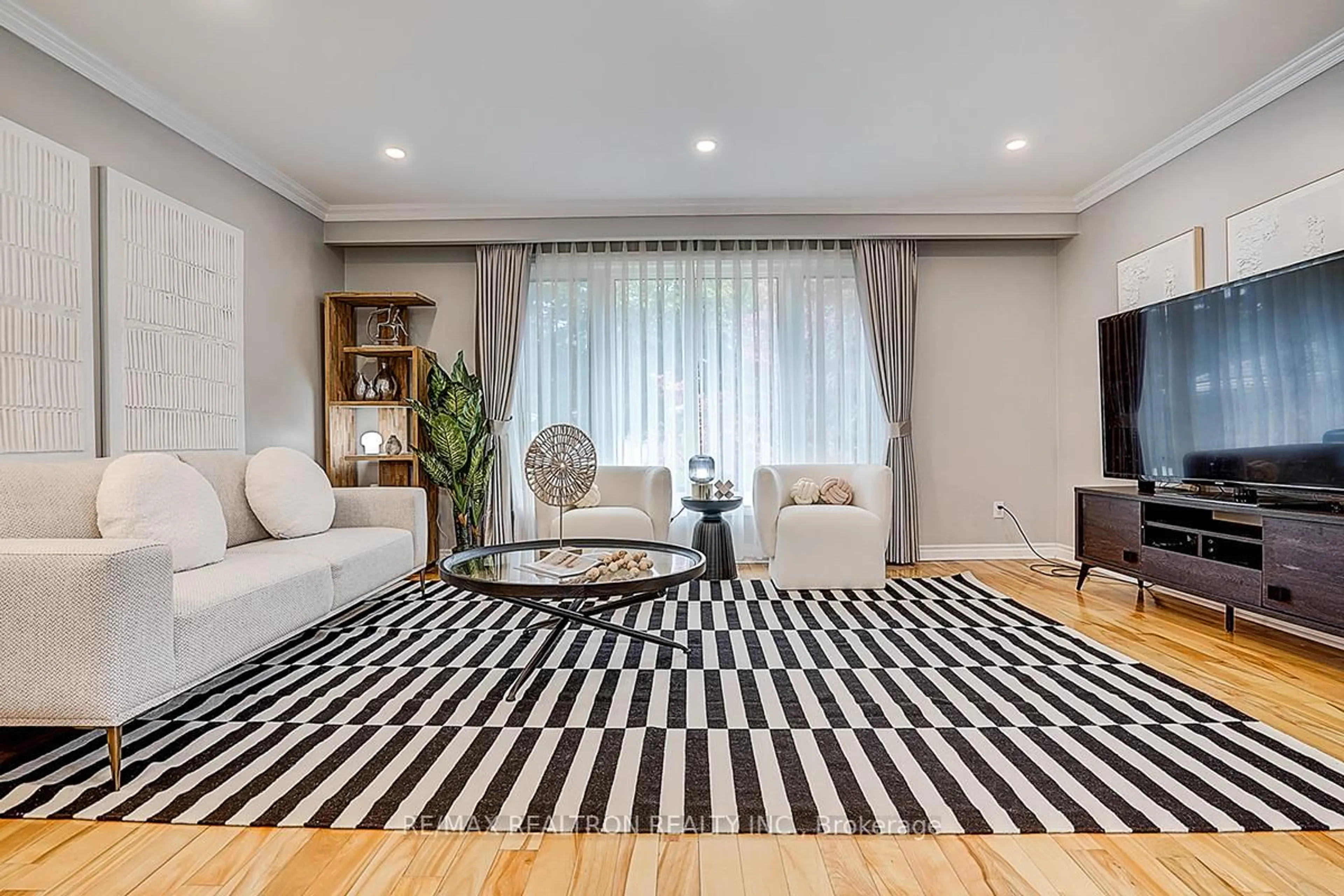 Living room with furniture, carpet floor for 9 Earls Crt, East Gwillimbury Ontario L9N 1E5
