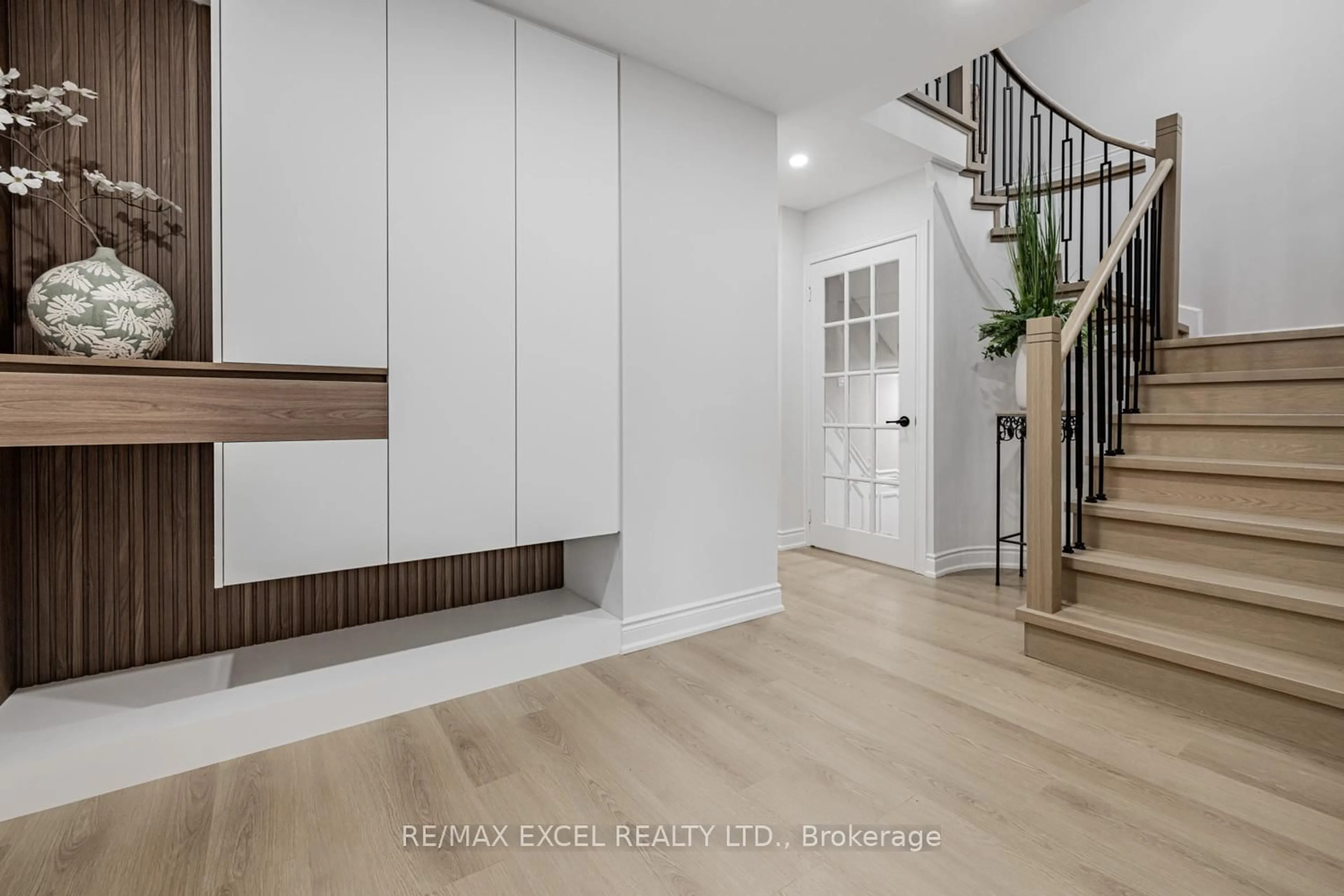 Indoor entryway for 112 October Lane, Aurora Ontario L4G 6Z8