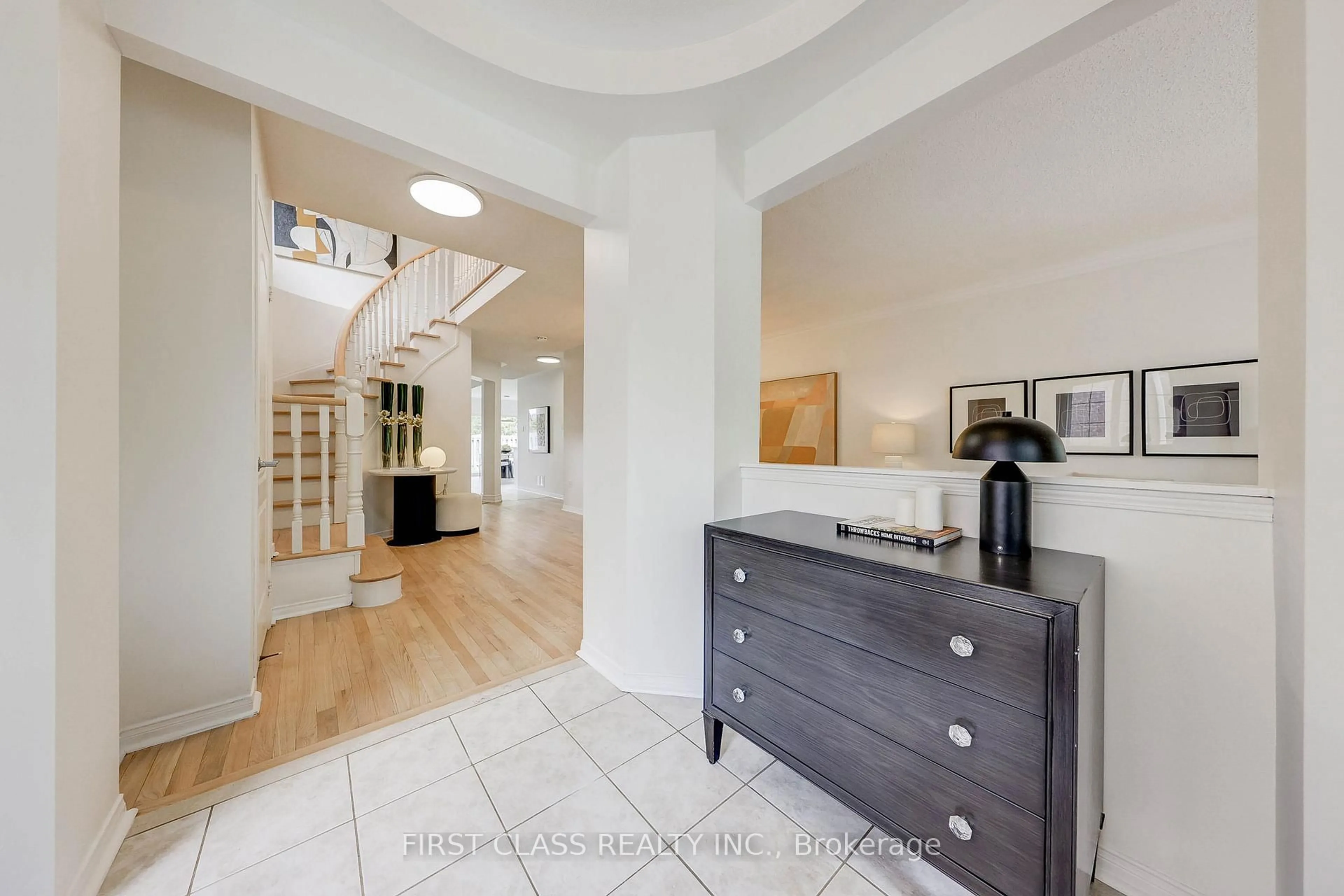 Indoor entryway for 47 Lauraview Cres, Markham Ontario L6C 2R4