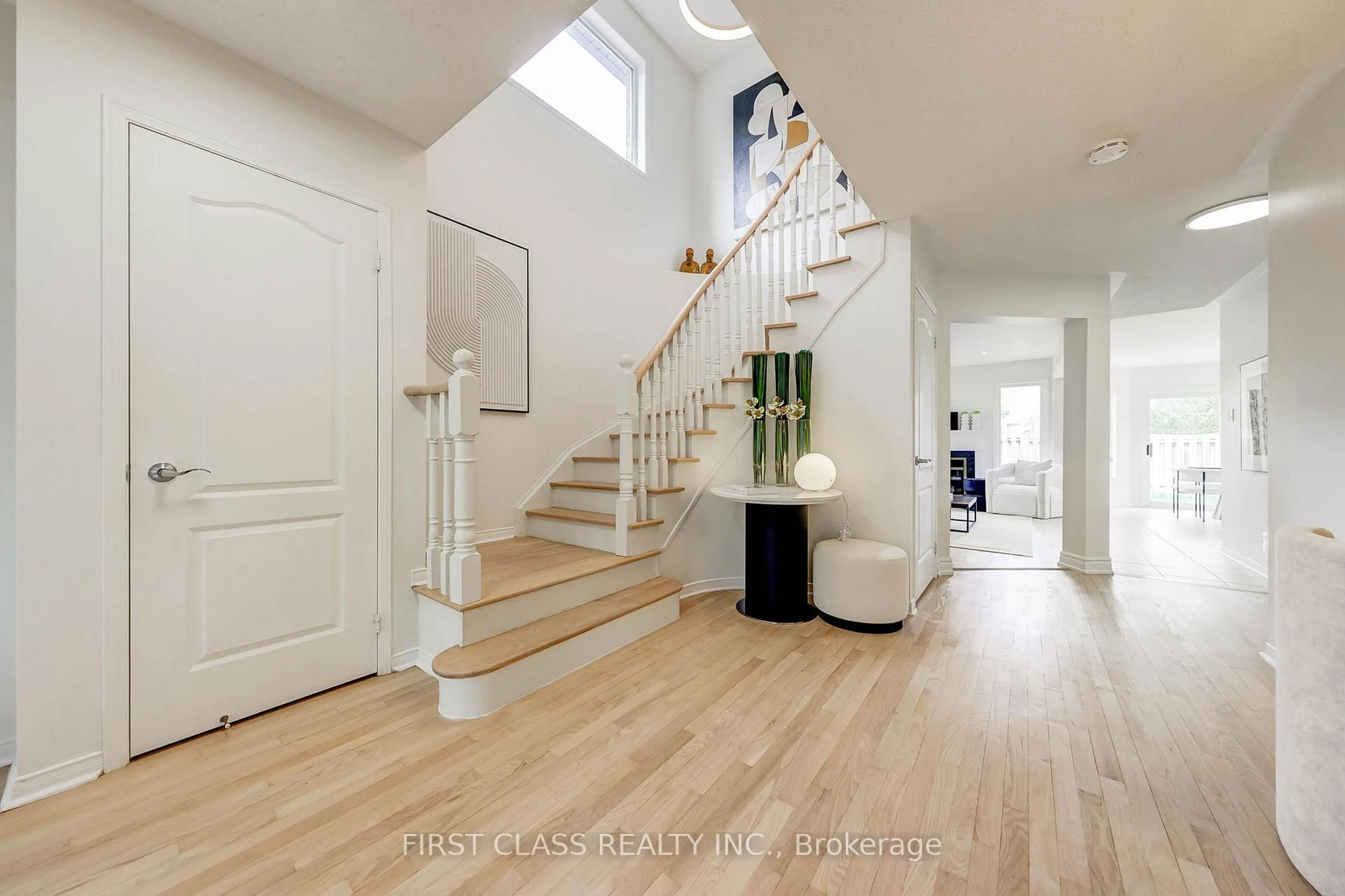 Indoor entryway for 47 Lauraview Cres, Markham Ontario L6C 2R4