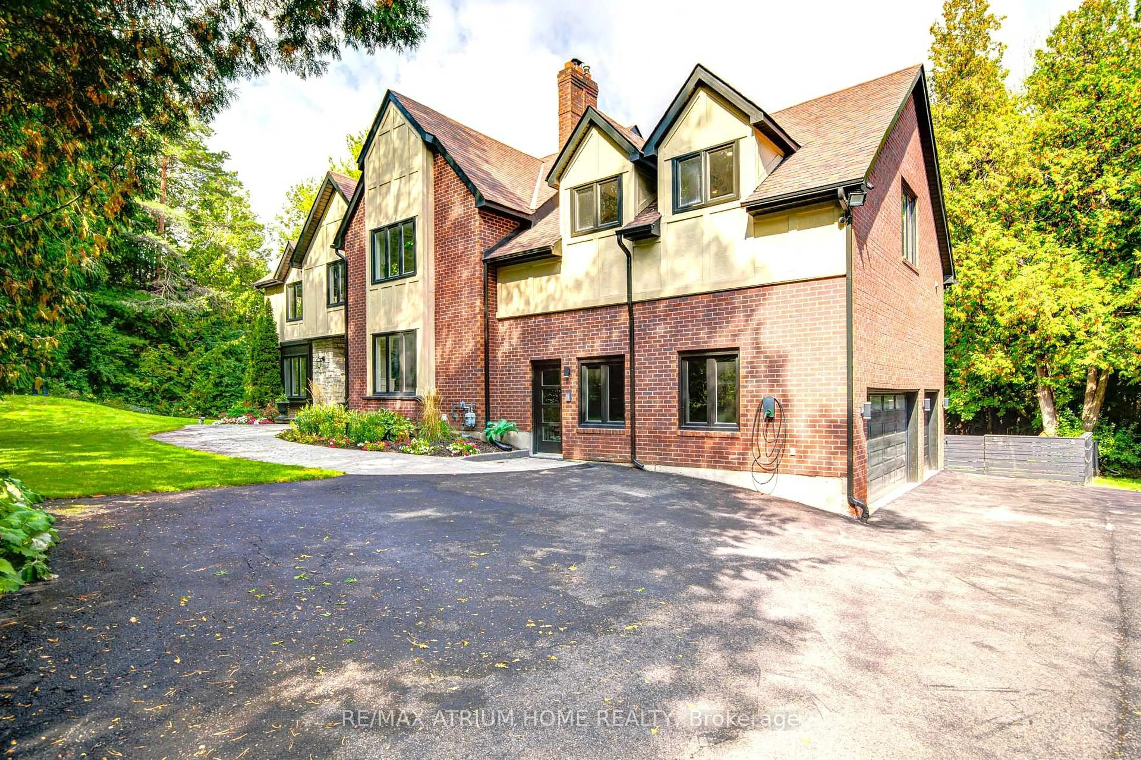 A pic from outside/outdoor area/front of a property/back of a property/a pic from drone, building for 1 Foxlair Crt, Whitchurch-Stouffville Ontario L4A 2L4