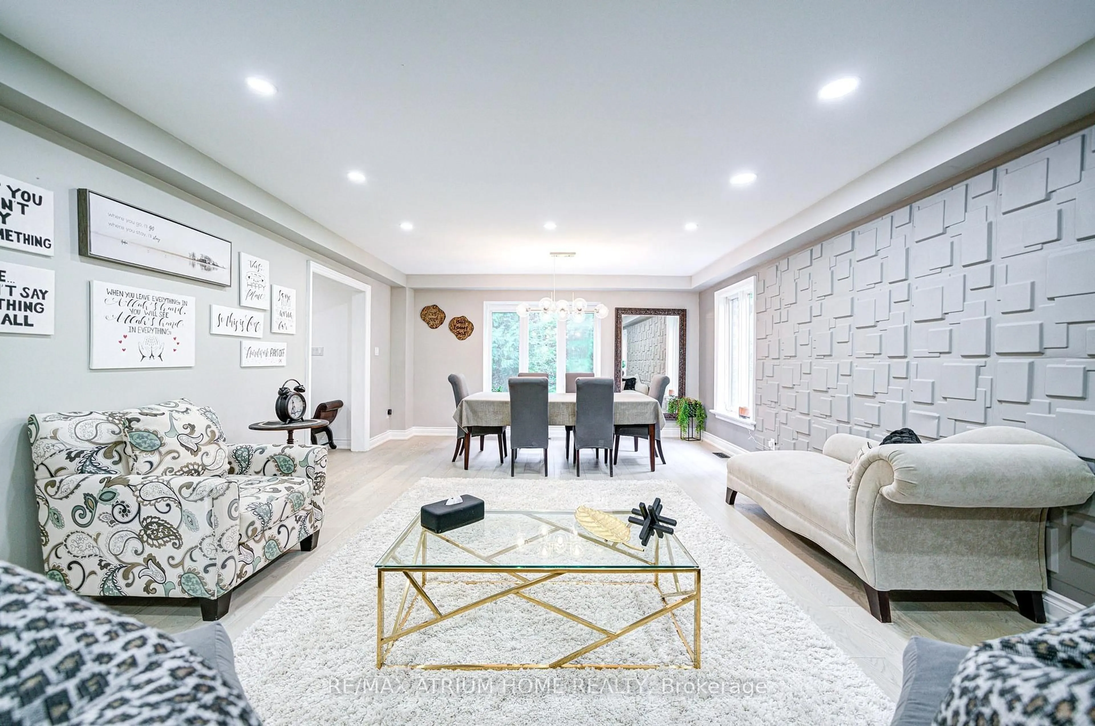 Living room with furniture, unknown for 1 Foxlair Crt, Whitchurch-Stouffville Ontario L4A 2L4