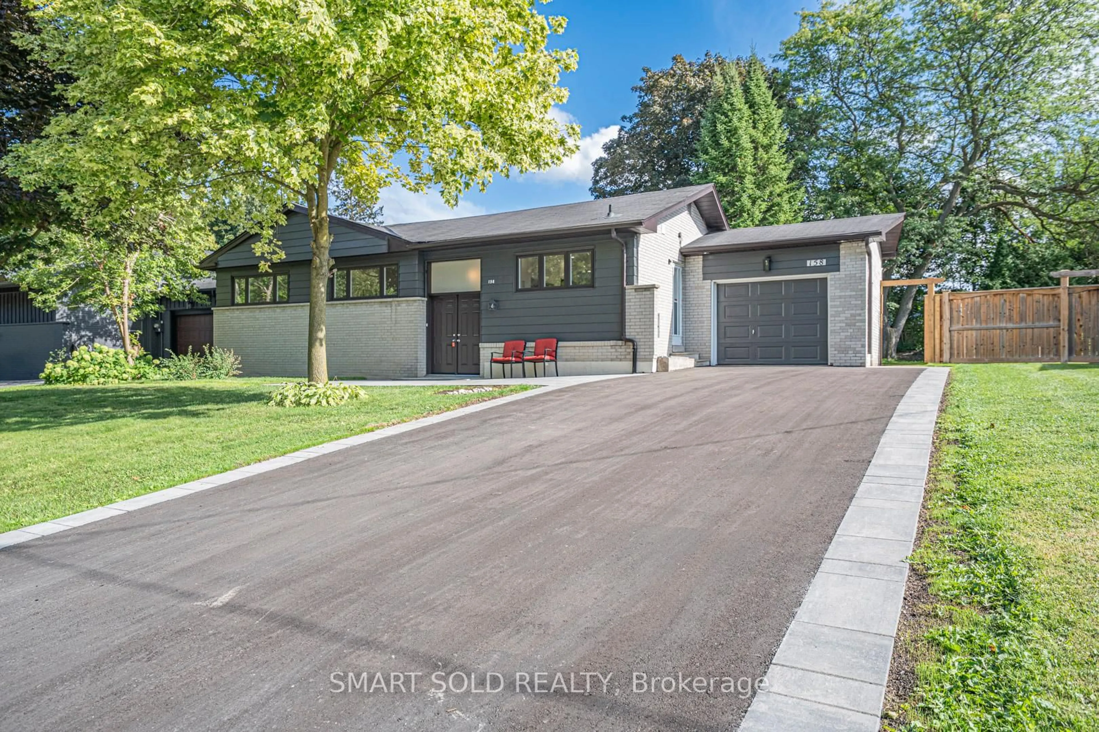 A pic from outside/outdoor area/front of a property/back of a property/a pic from drone, street for 158 Park Ave, Newmarket Ontario L3Y 1V1