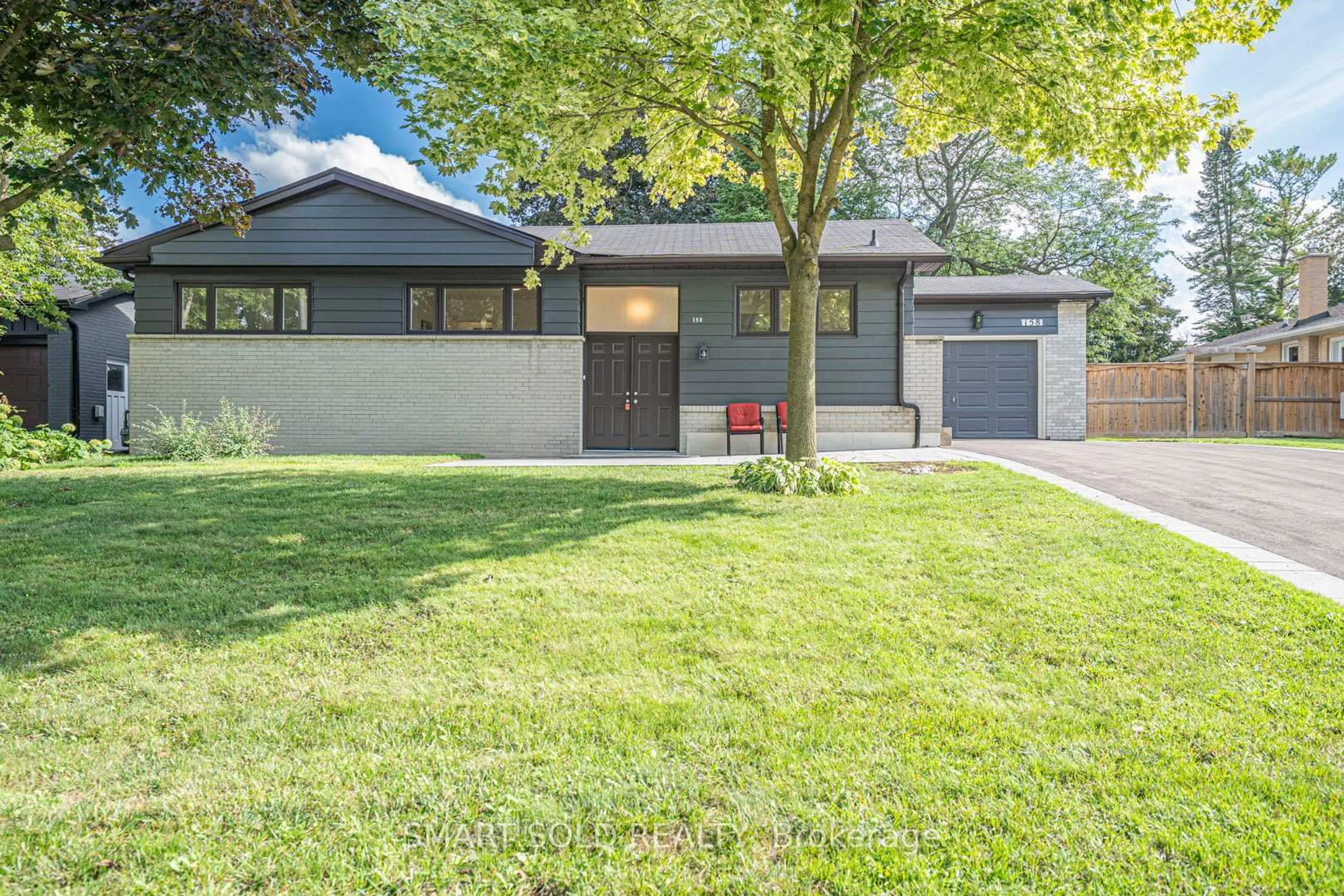 Home with vinyl exterior material, street for 158 Park Ave, Newmarket Ontario L3Y 1V1