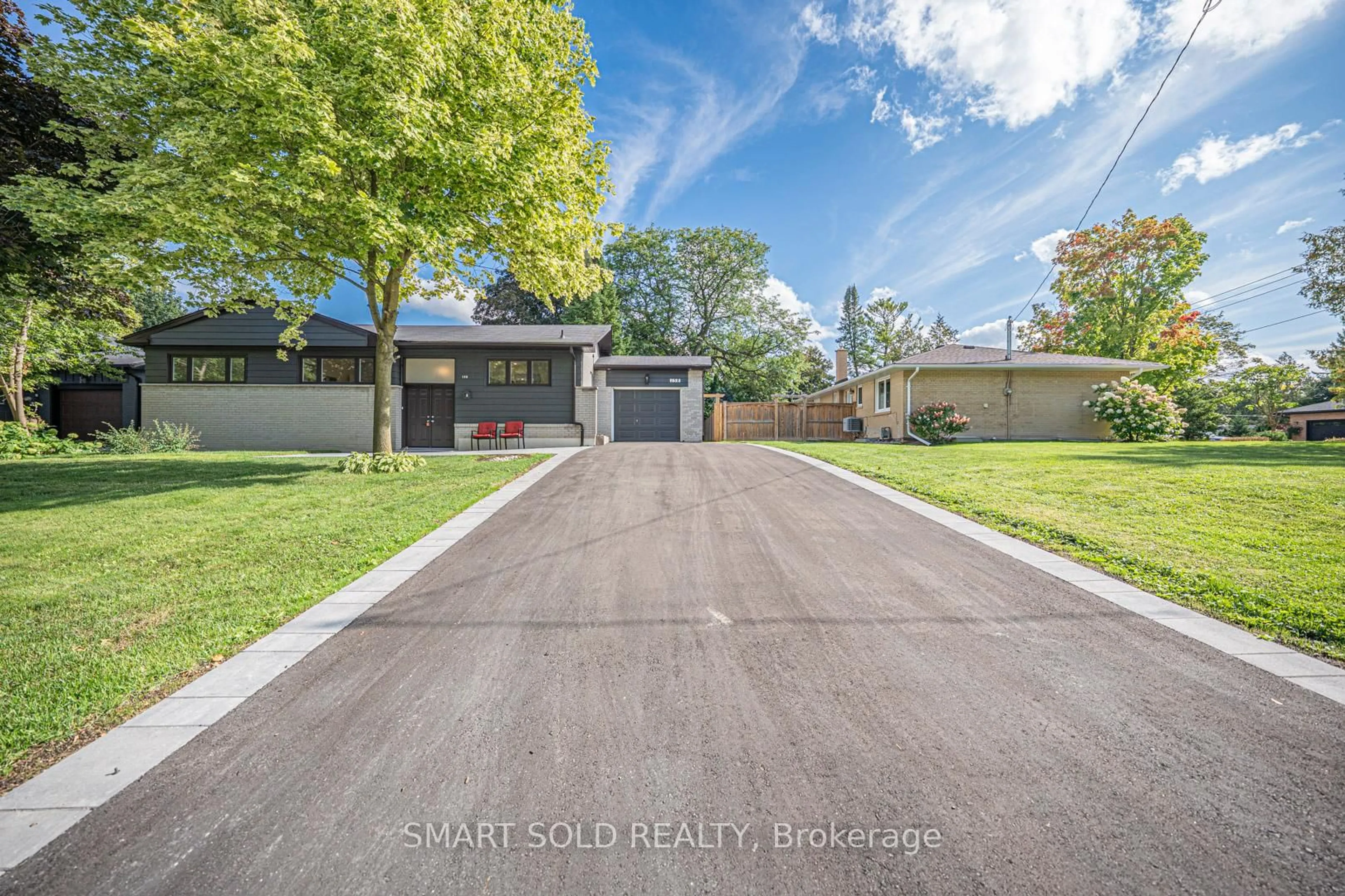 A pic from outside/outdoor area/front of a property/back of a property/a pic from drone, street for 158 Park Ave, Newmarket Ontario L3Y 1V1