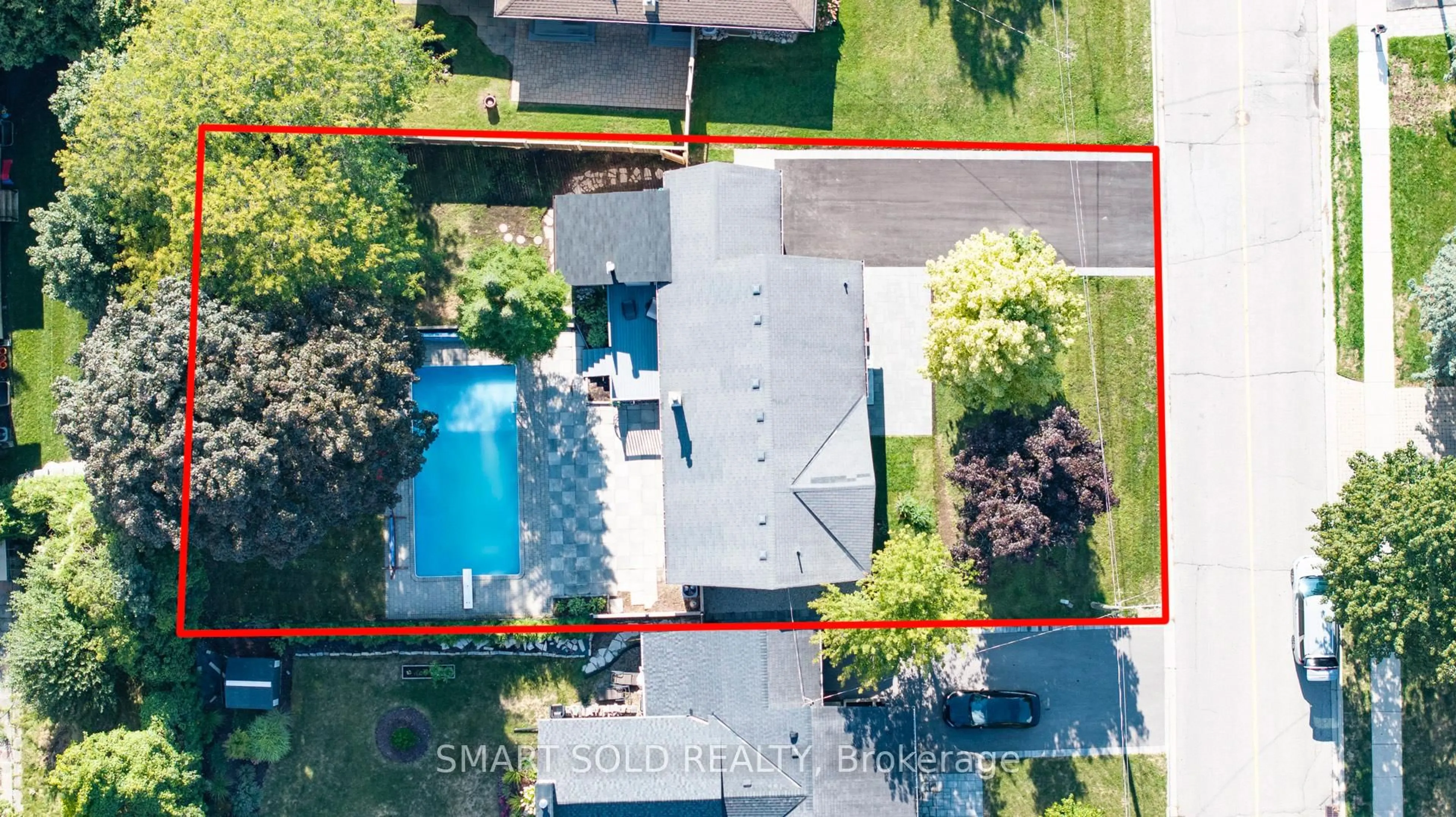 A pic from outside/outdoor area/front of a property/back of a property/a pic from drone, street for 158 Park Ave, Newmarket Ontario L3Y 1V1