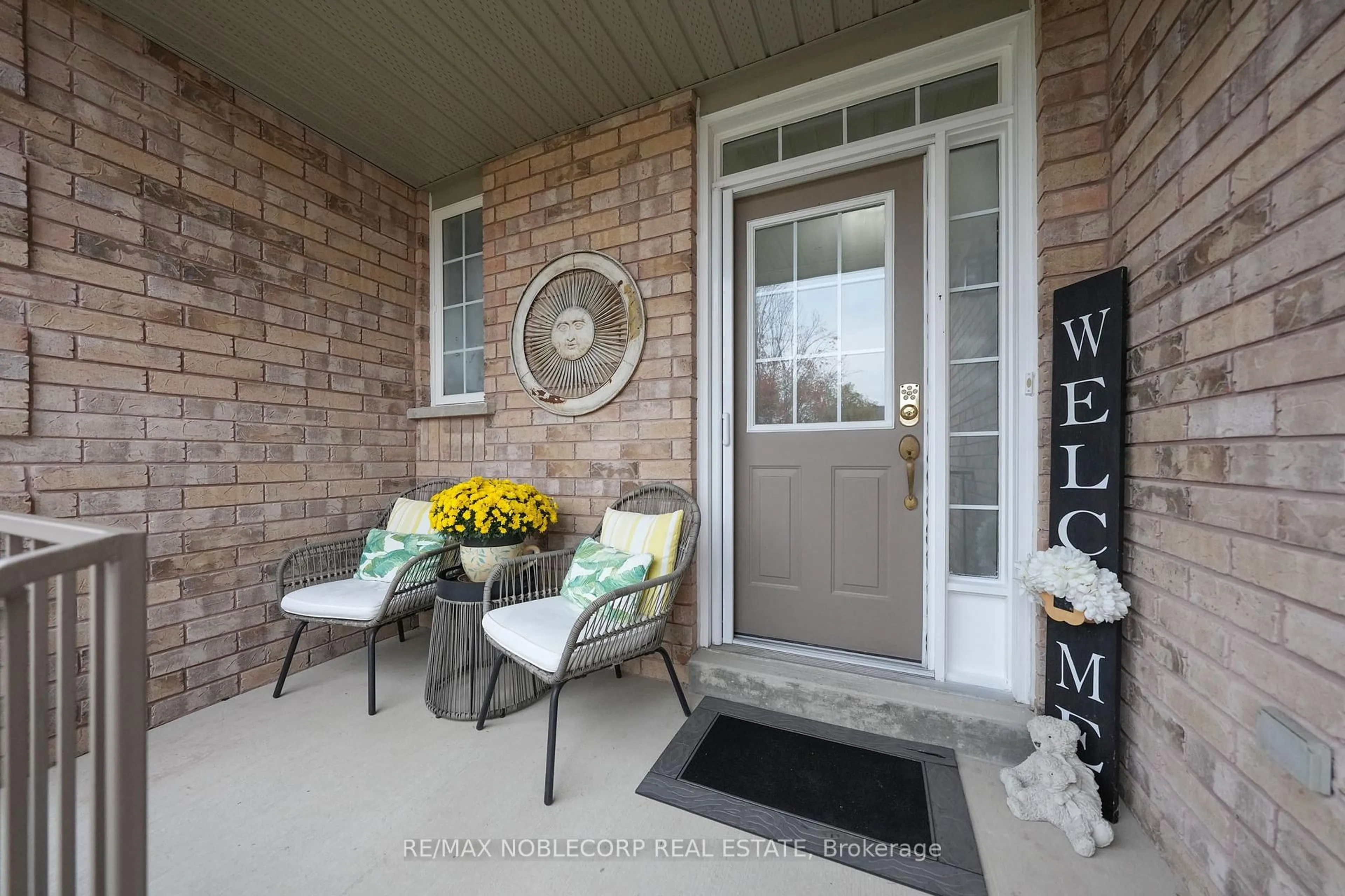 Indoor entryway for 14 Willard Hunt Crt, King Ontario L0G 1T0